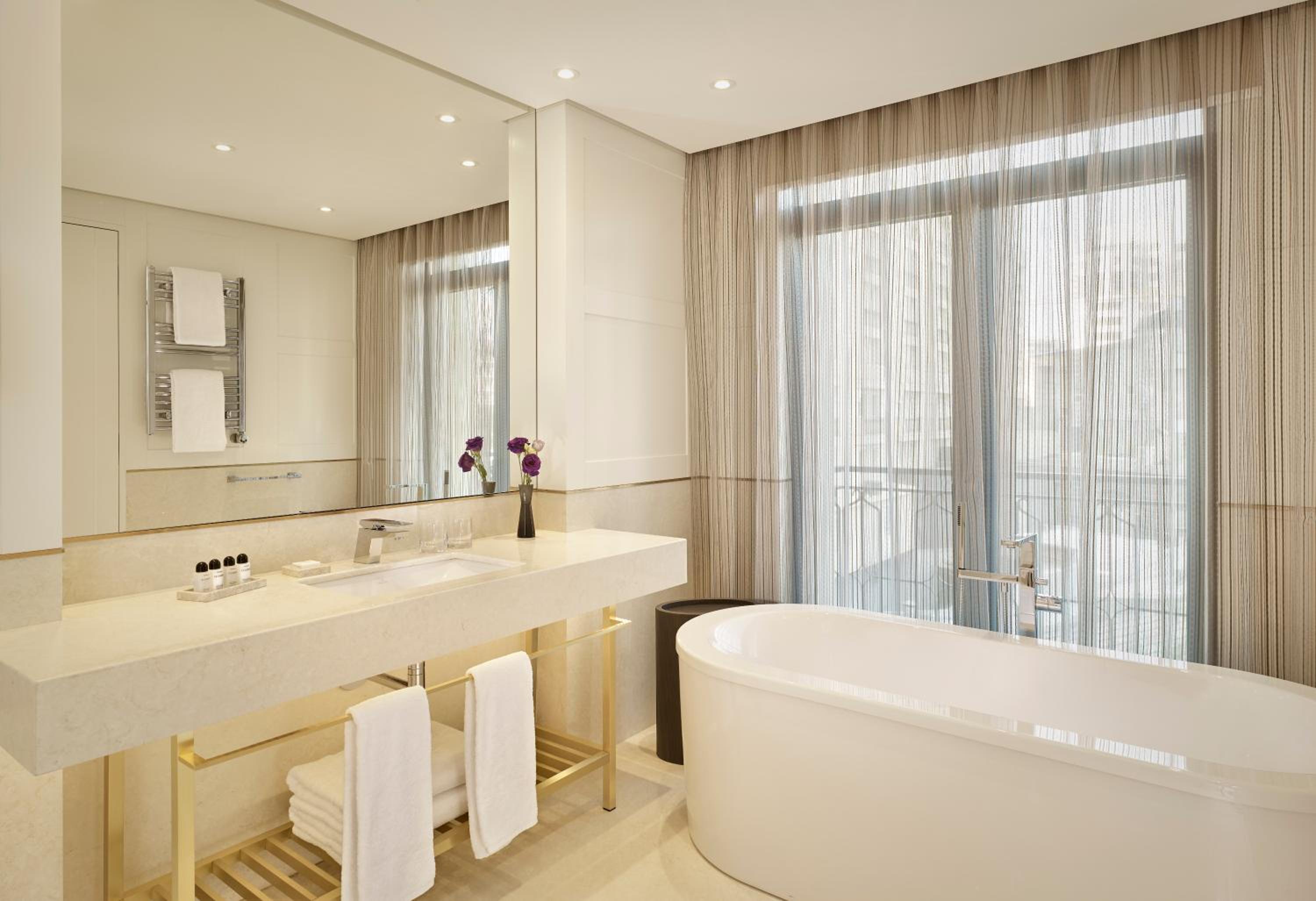 Corner Grand Deluxe King Room photo 2