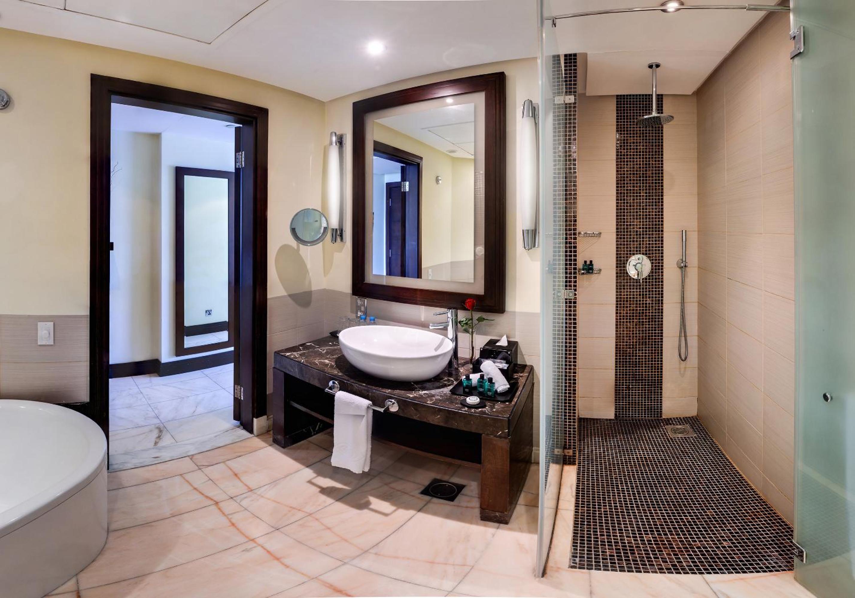 Superior Room with 1 Queen Bed - City View - Photo 5