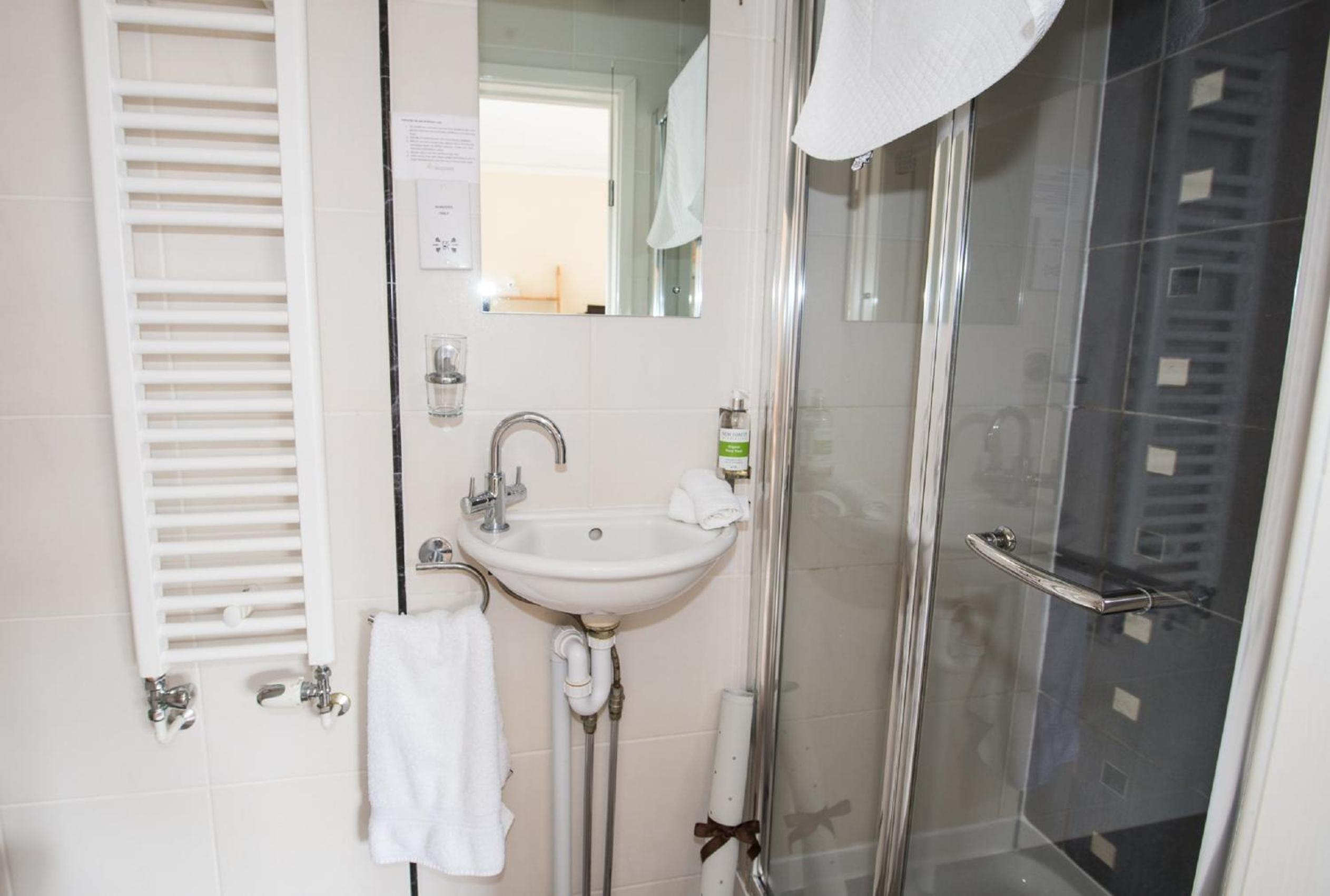 Deluxe Double Room with Private Bathroom photo 2