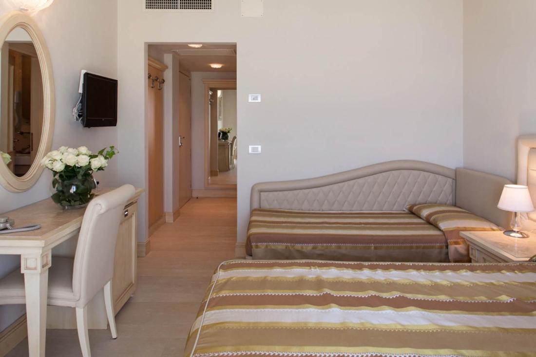 Classic Large Room with Balcony photo 3
