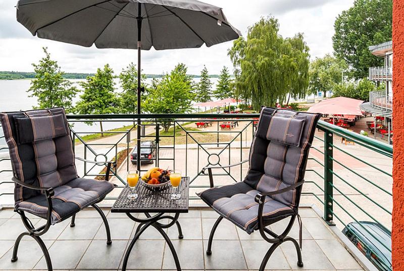 One-Bedroom Apartment with Lake View