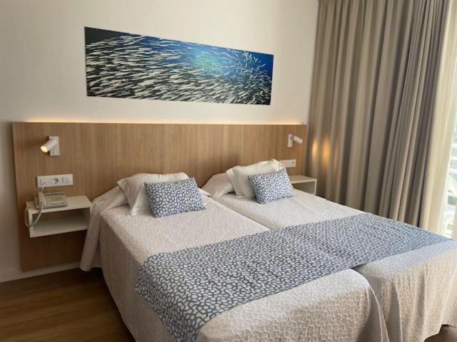 Habitación Doble o con Dos Camas con Vista Lateral al Mar.