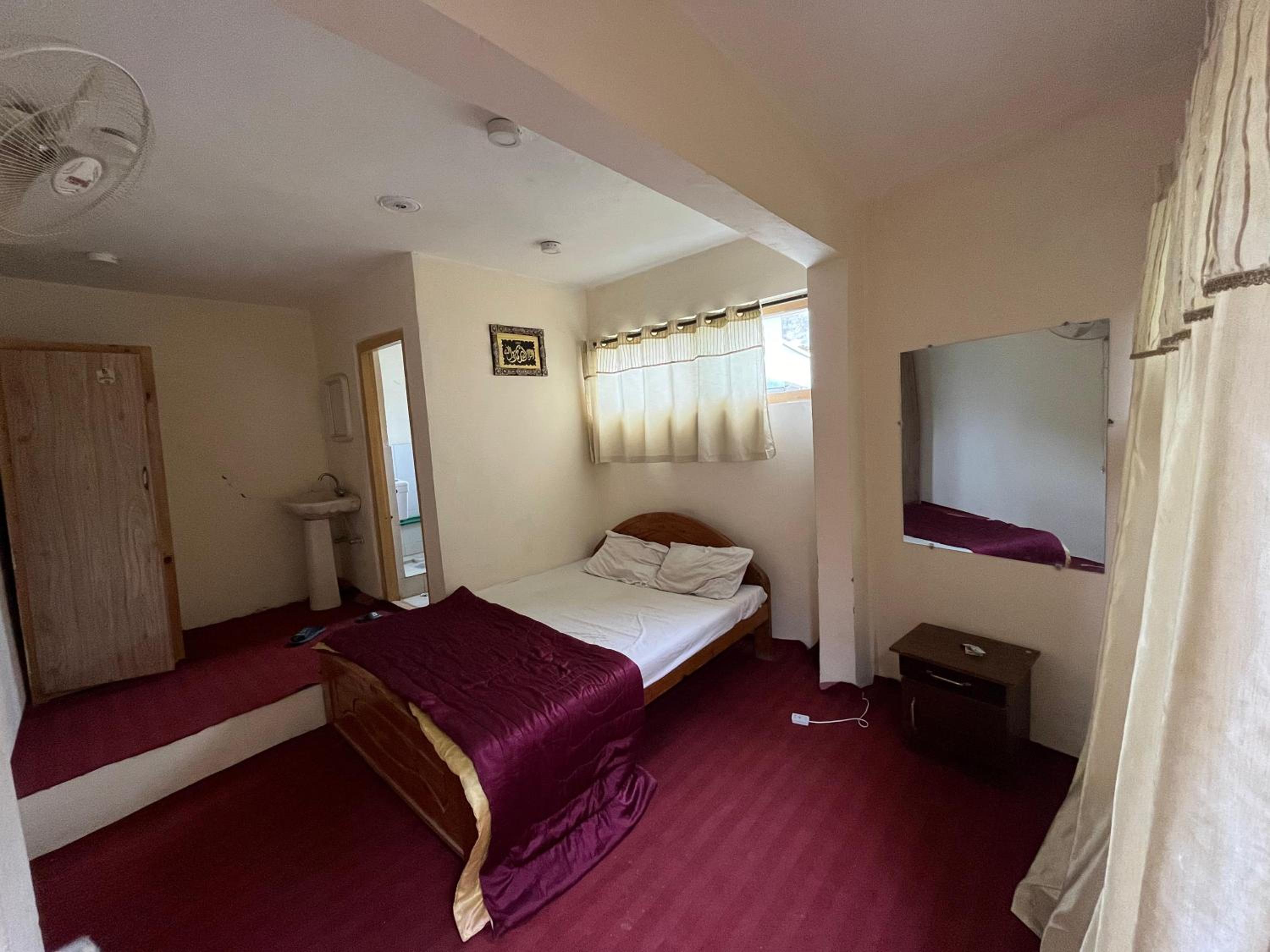 Single Room with Bath photo 3