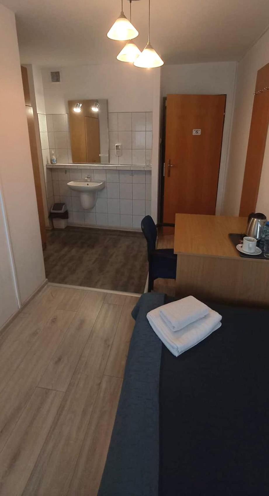 Standard Single Room with Shared Bathroom photo 2