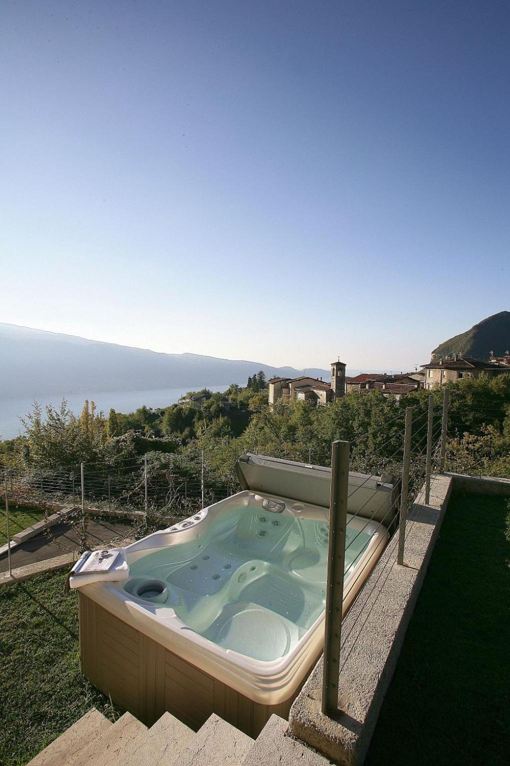 Suite with Hot Tub photo 2
