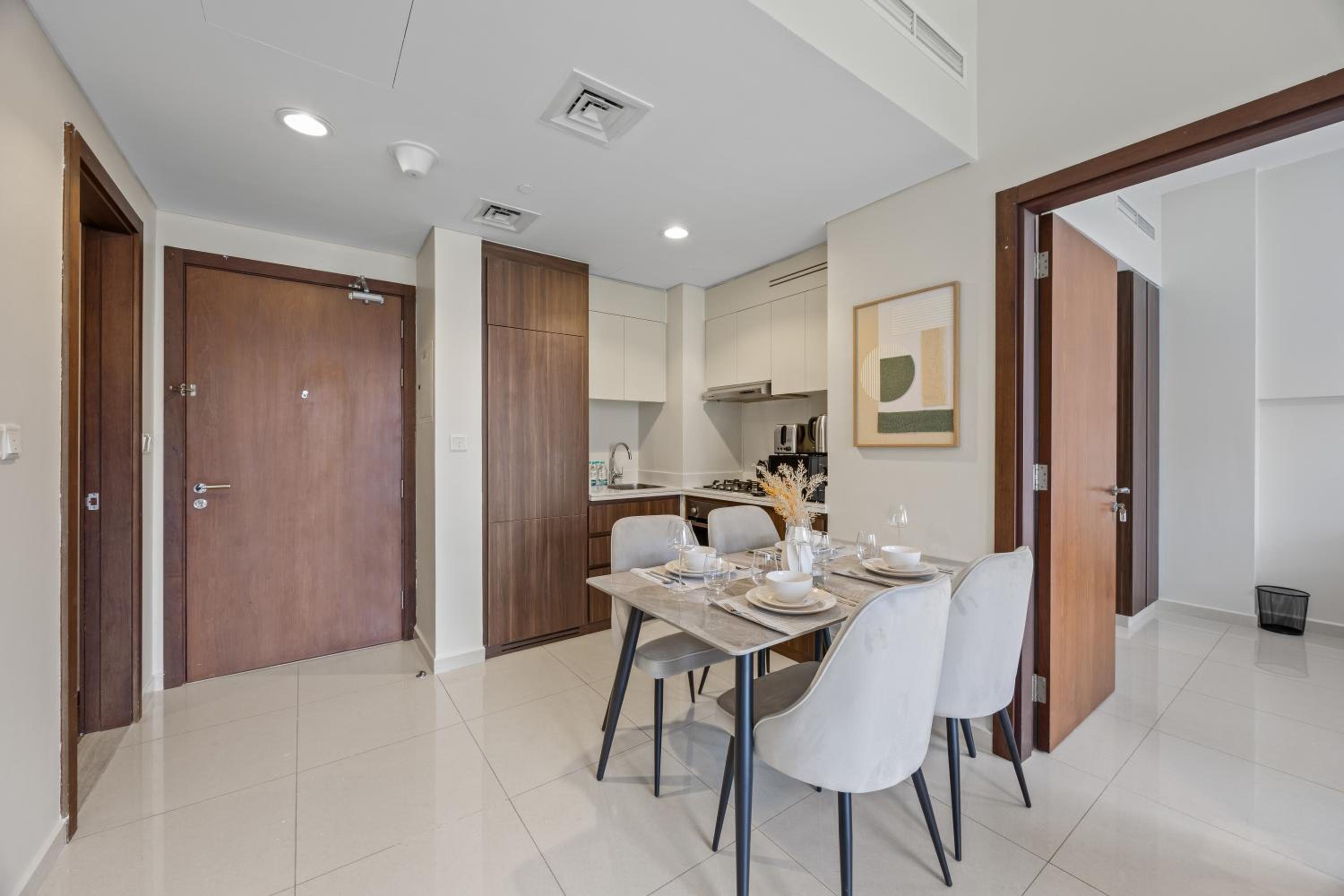 cozy -Two Bedroom Apartment with Lake View photo 3