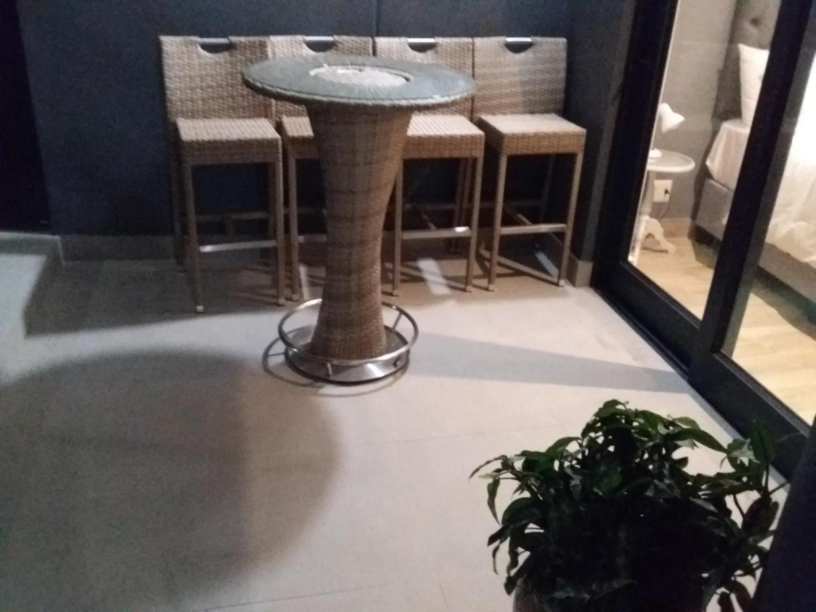 One-Bedroom Apartment with Balcony and Sea View photo 2