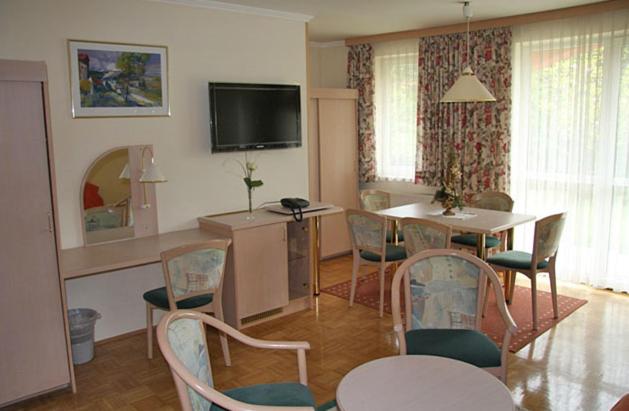 Two-Bedroom Apartment with Balcony and Kitchen photo 1