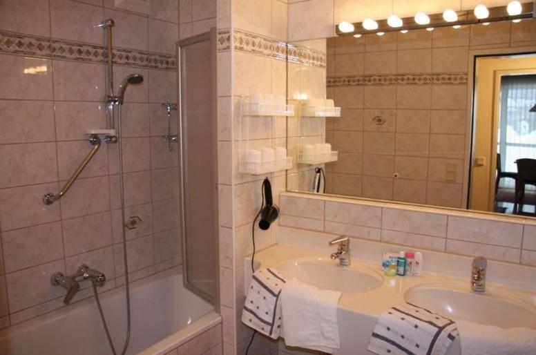 One-Bedroom Apartment with Balcony - No Kitchen photo 2