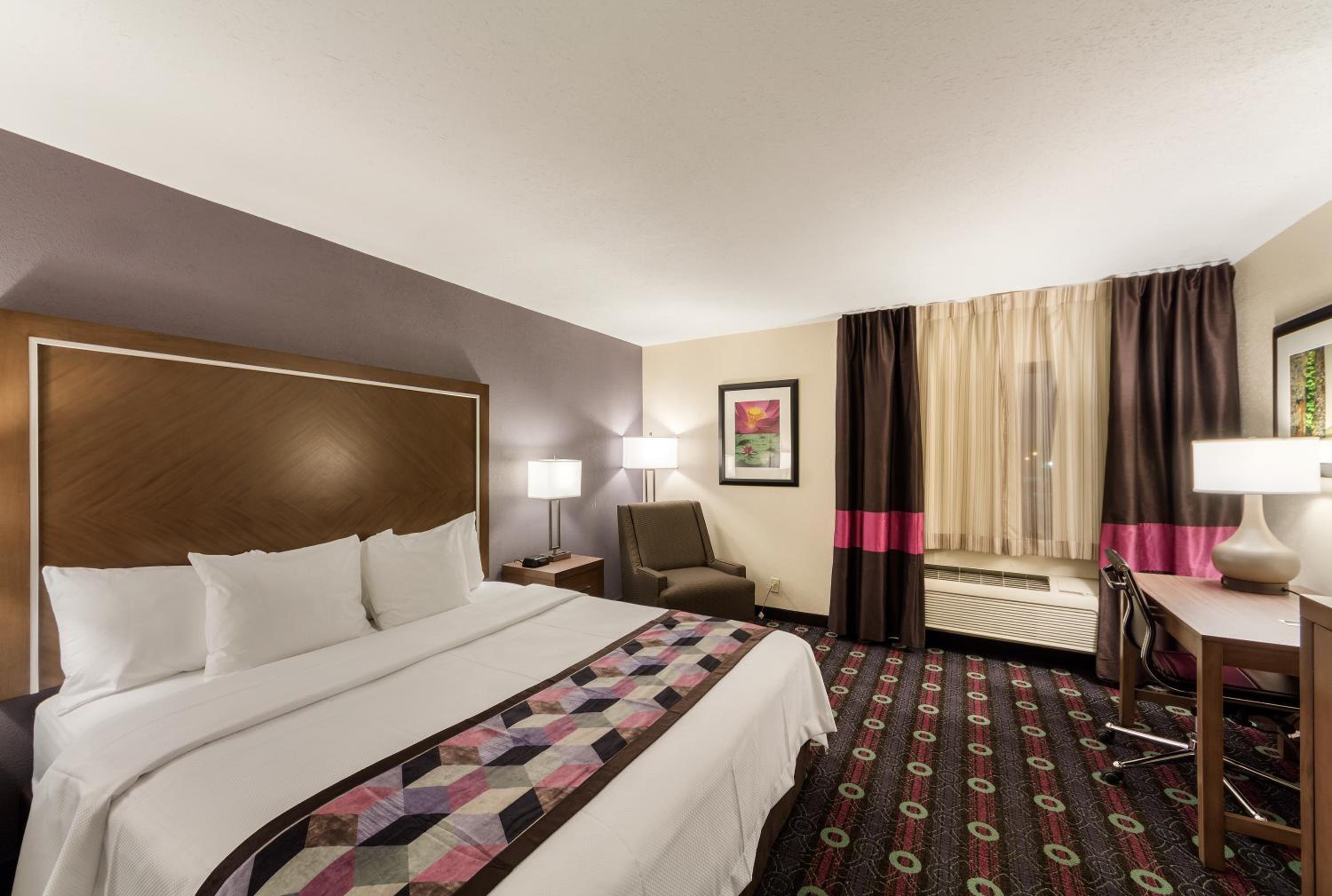 Standard King Room - Non-Smoking  - Photo 6