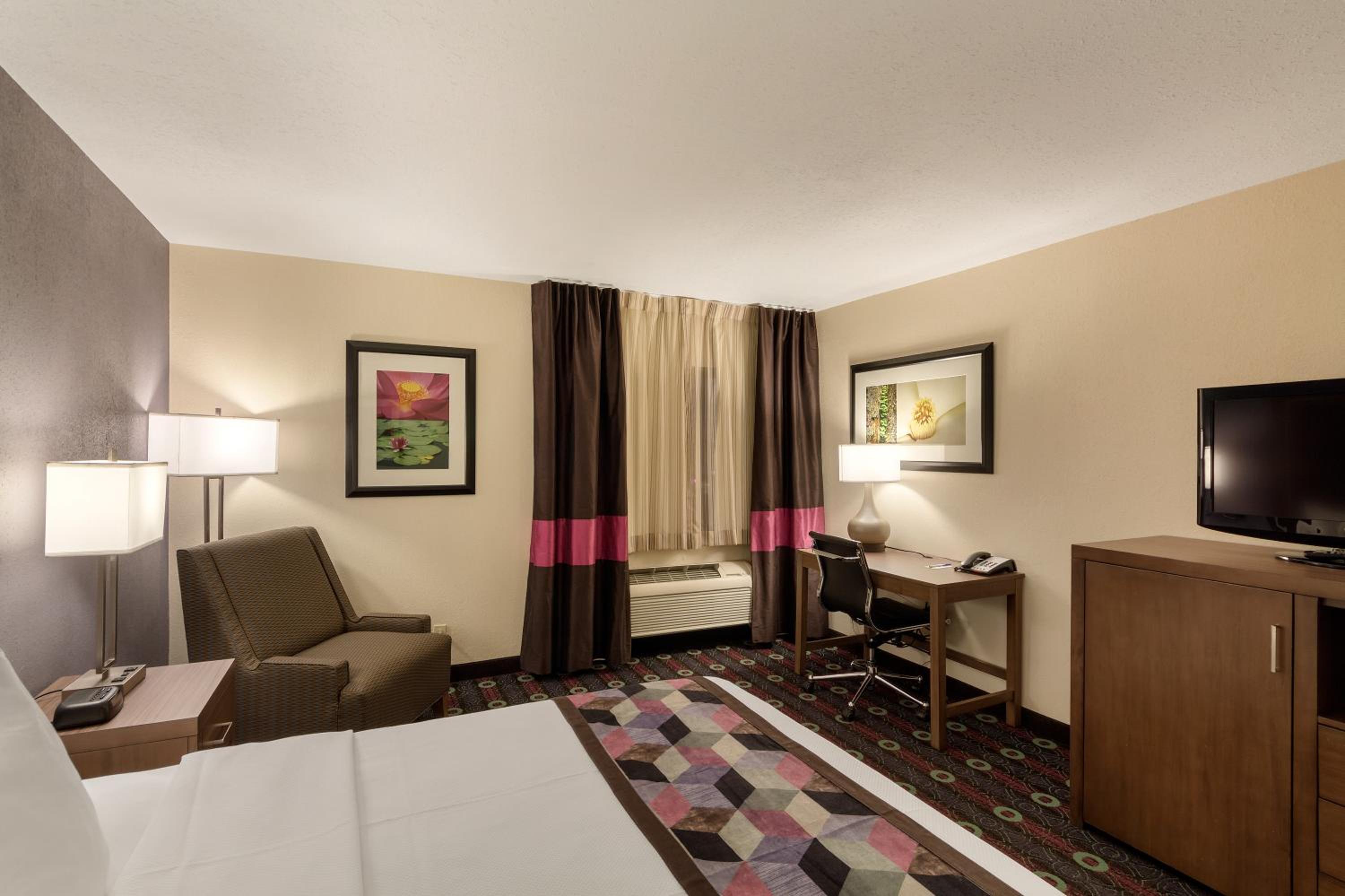 Standard King Room - Non-Smoking  - Photo 7