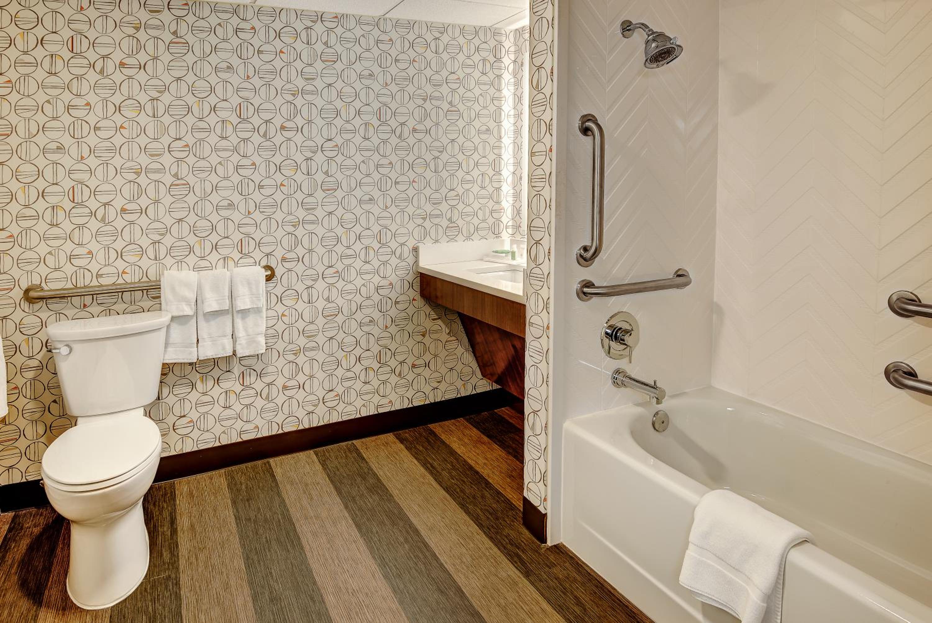 King Suite - Disability Access - Photo 3