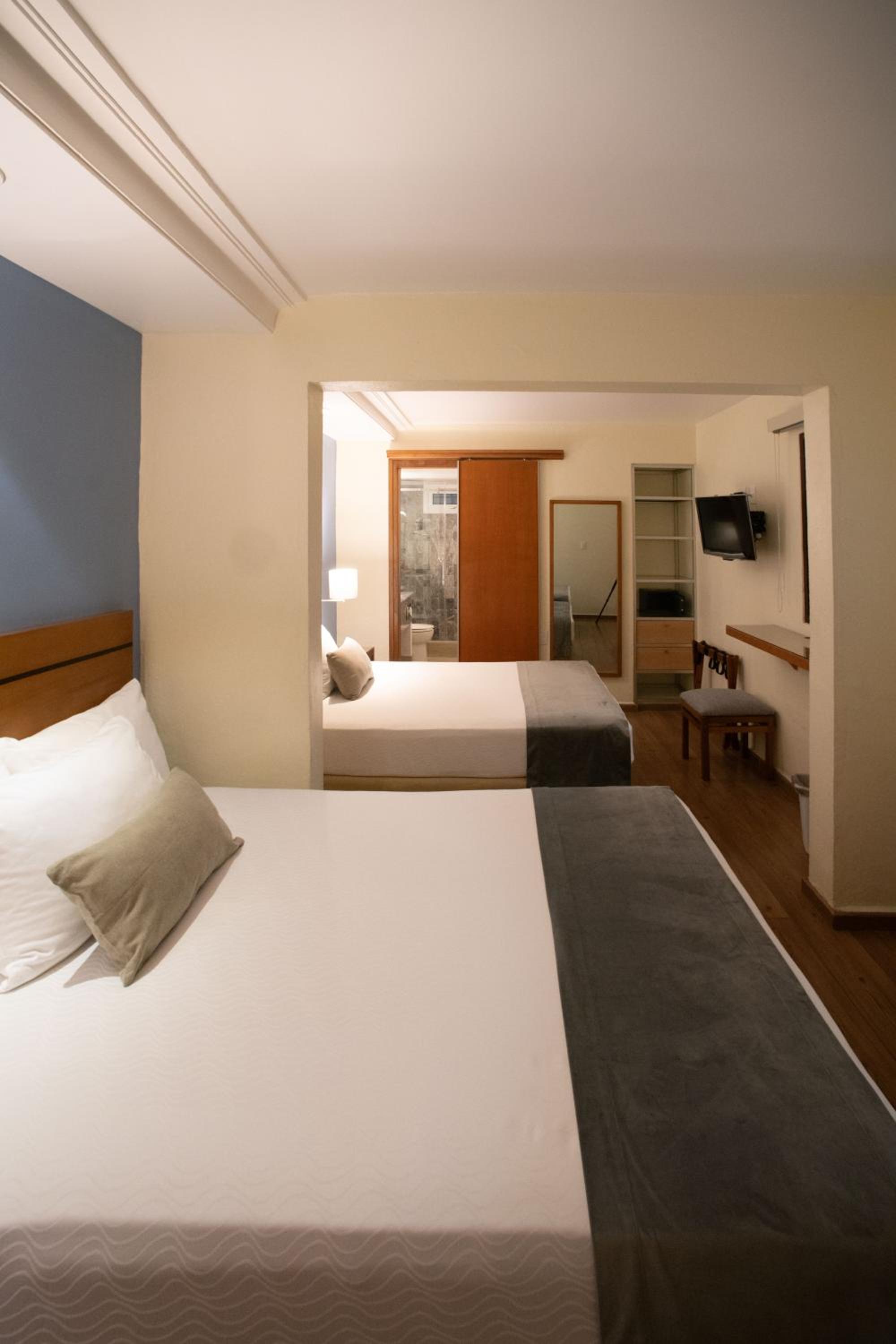 Twin Room - Photo 3