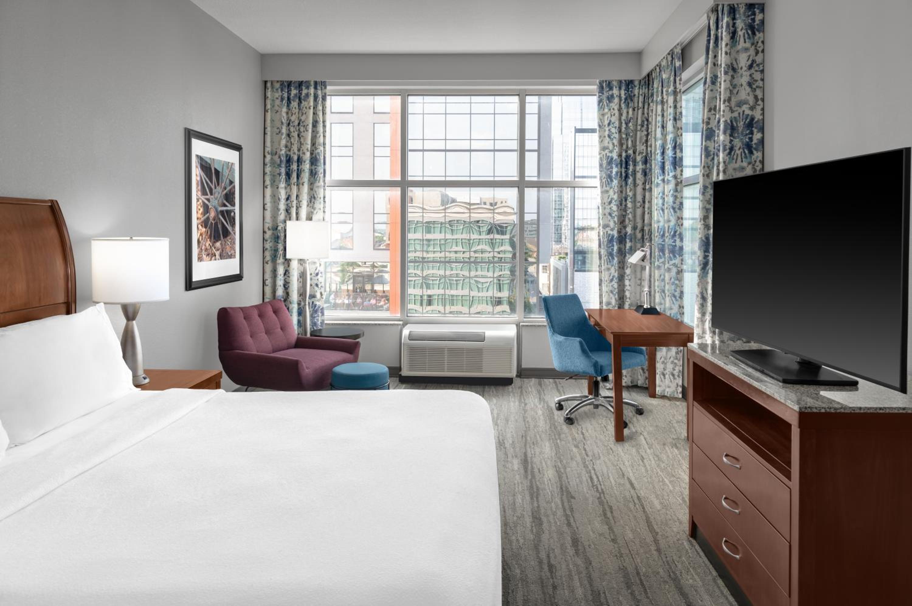 Corner King Room with View