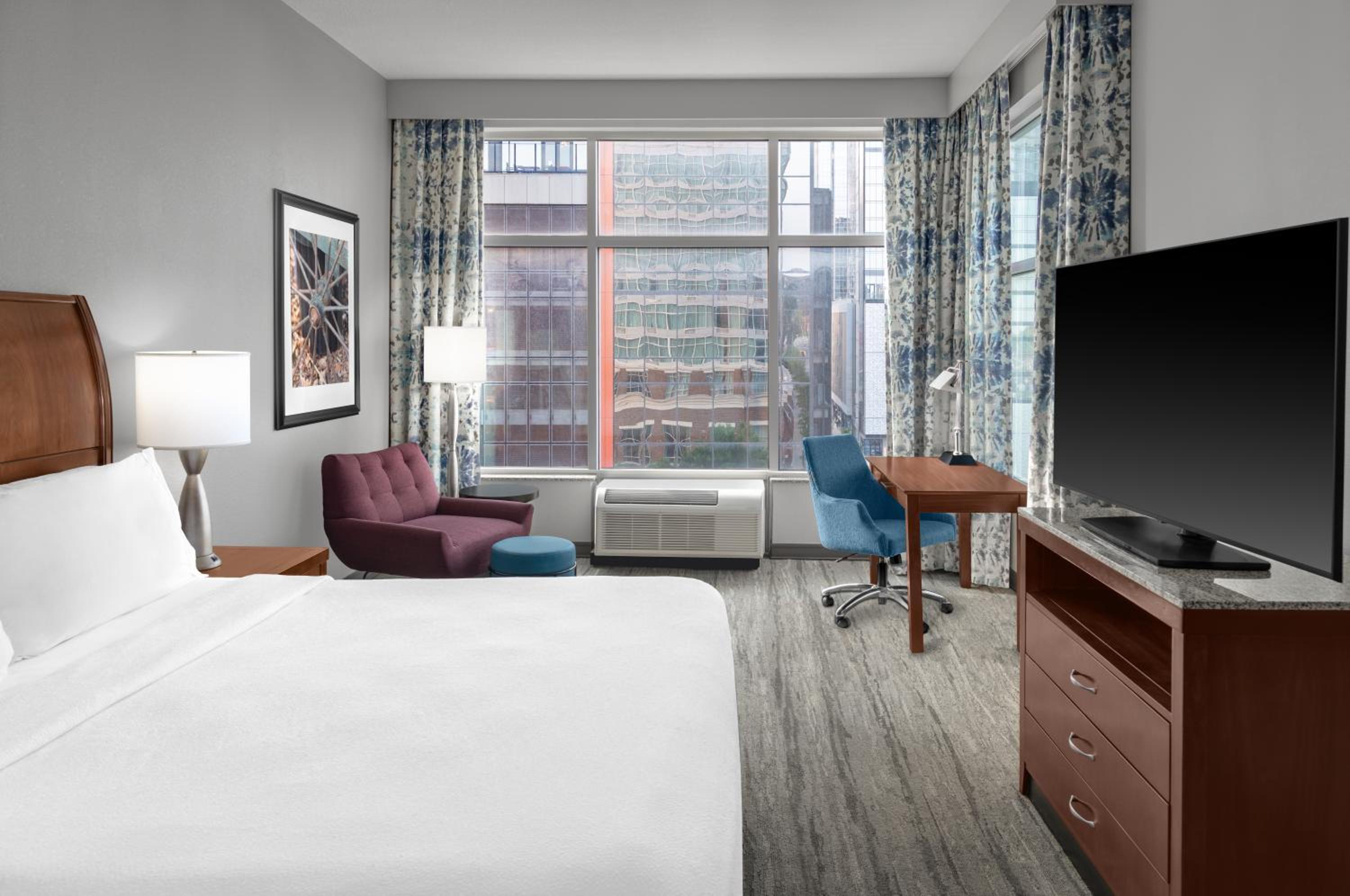 Corner King Room with City View