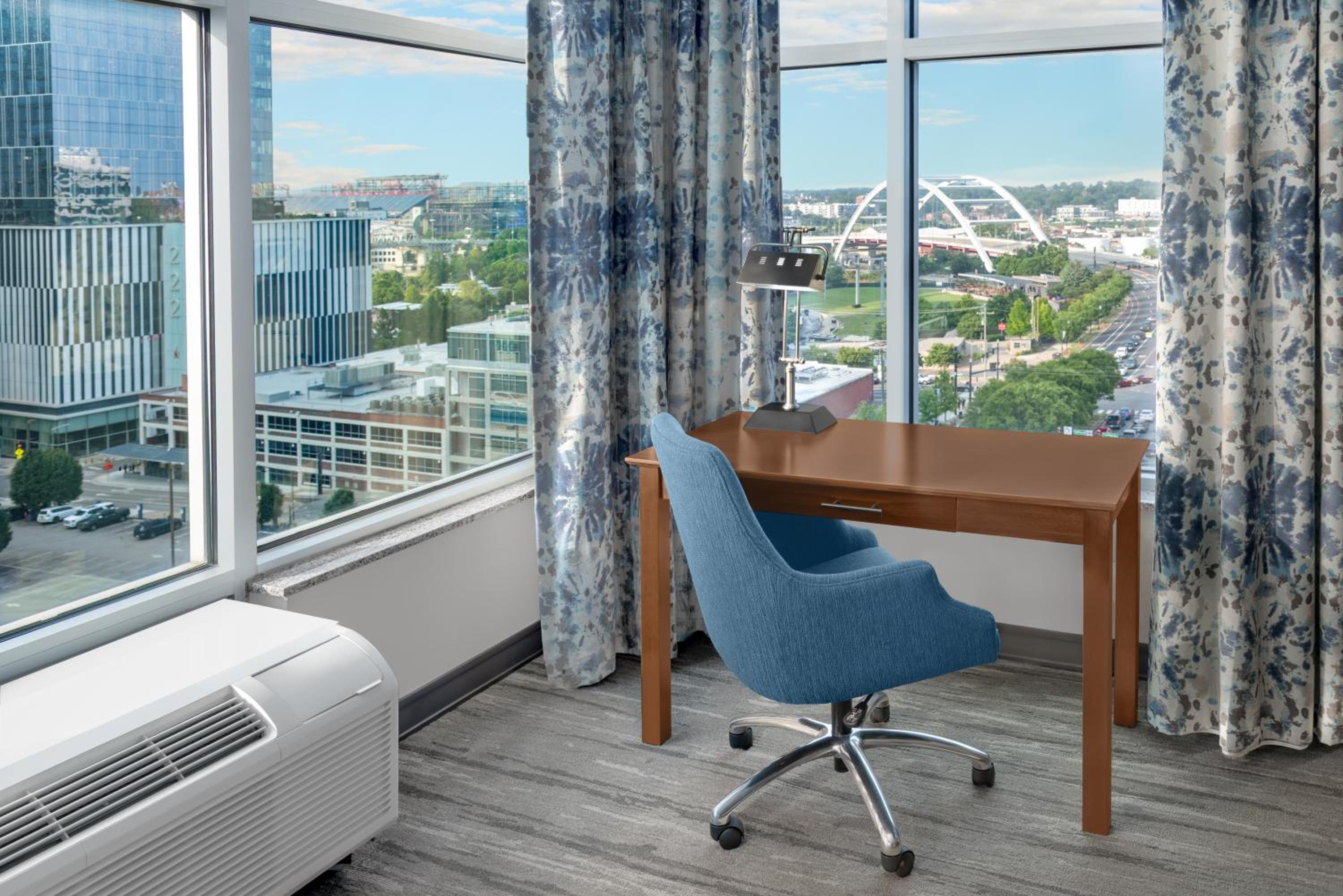 Corner King Room with City View thumbnail 6