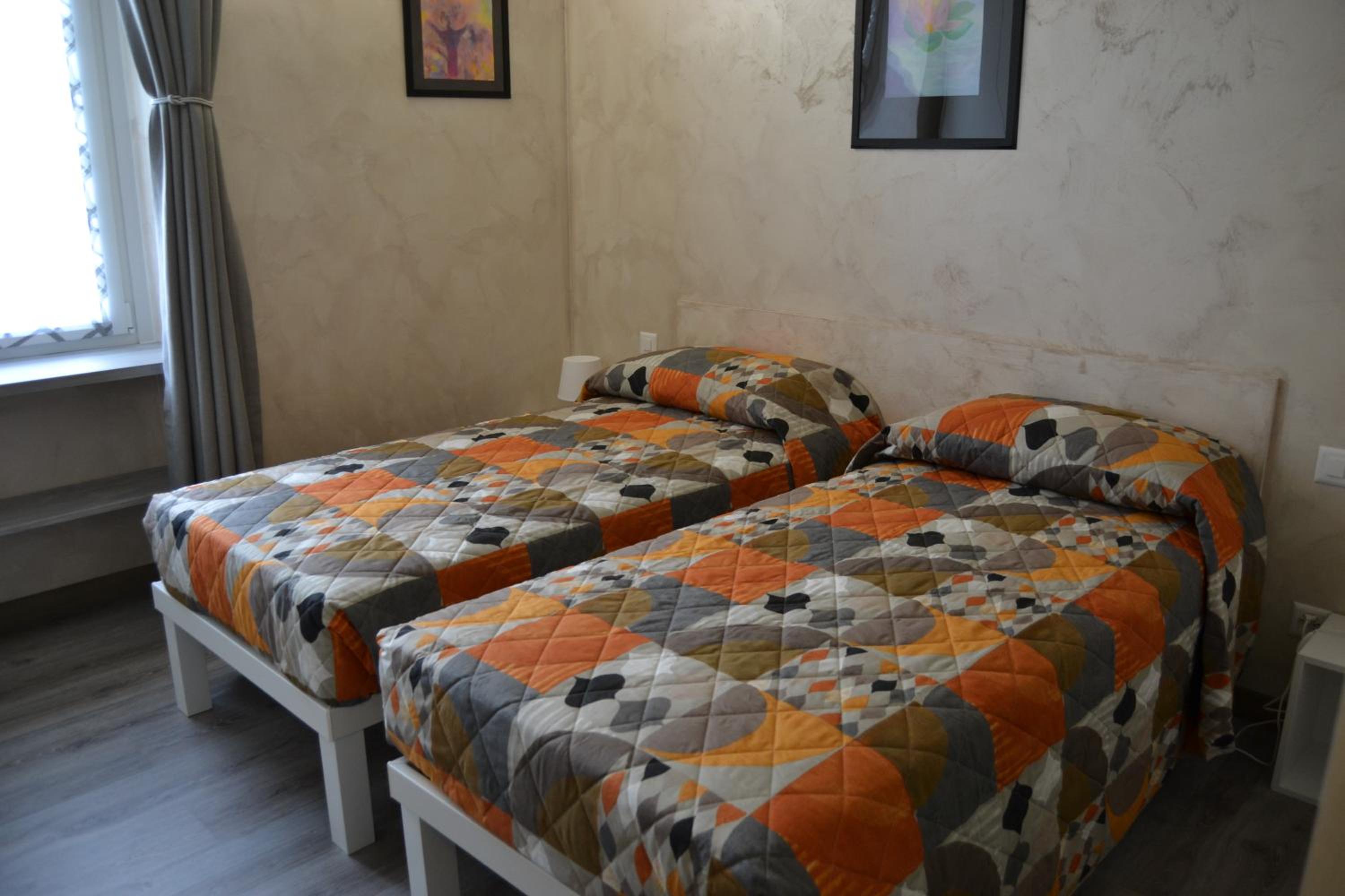 Twin Room with Shower - Photo 1
