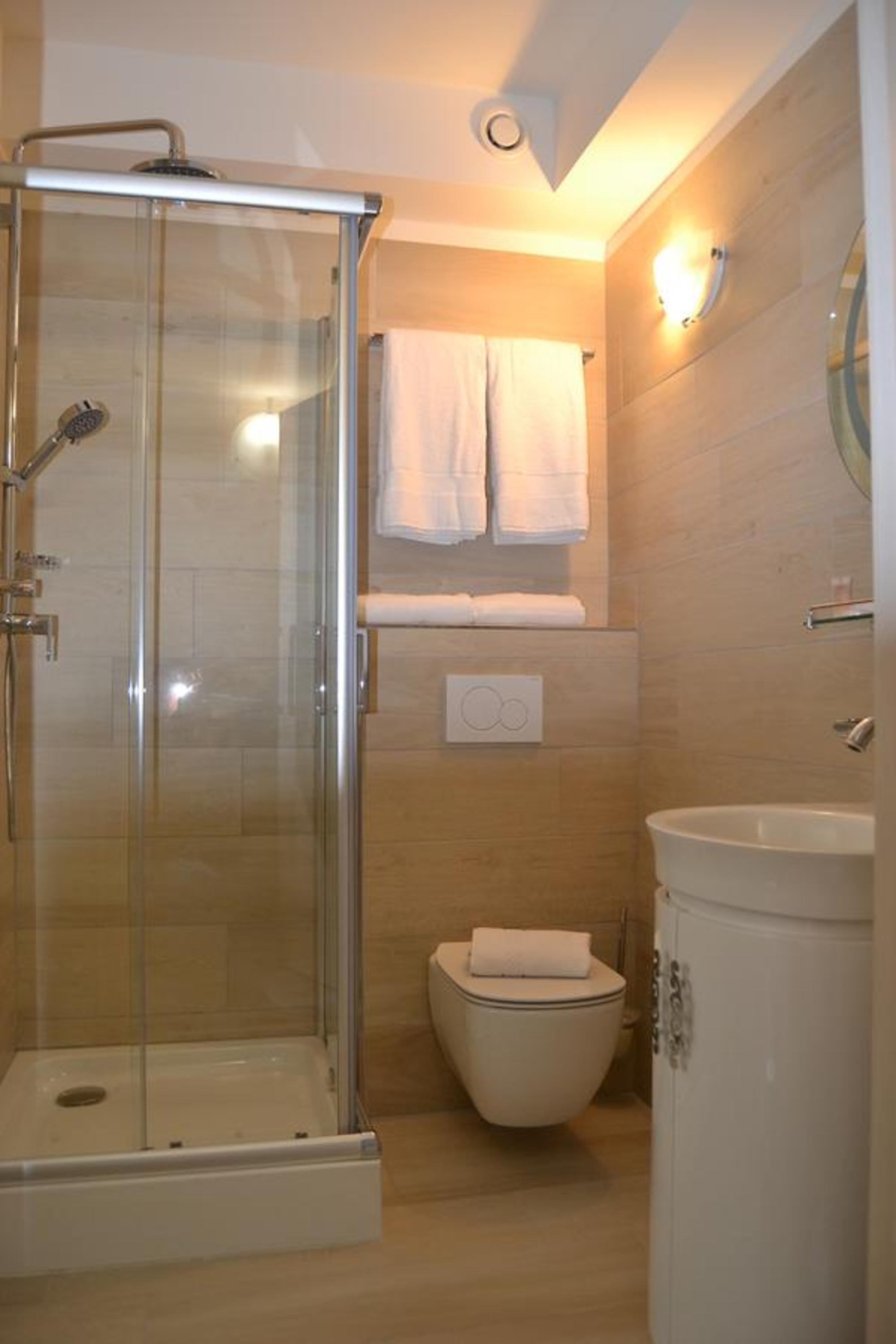 Twin Room with Shower - Photo 4