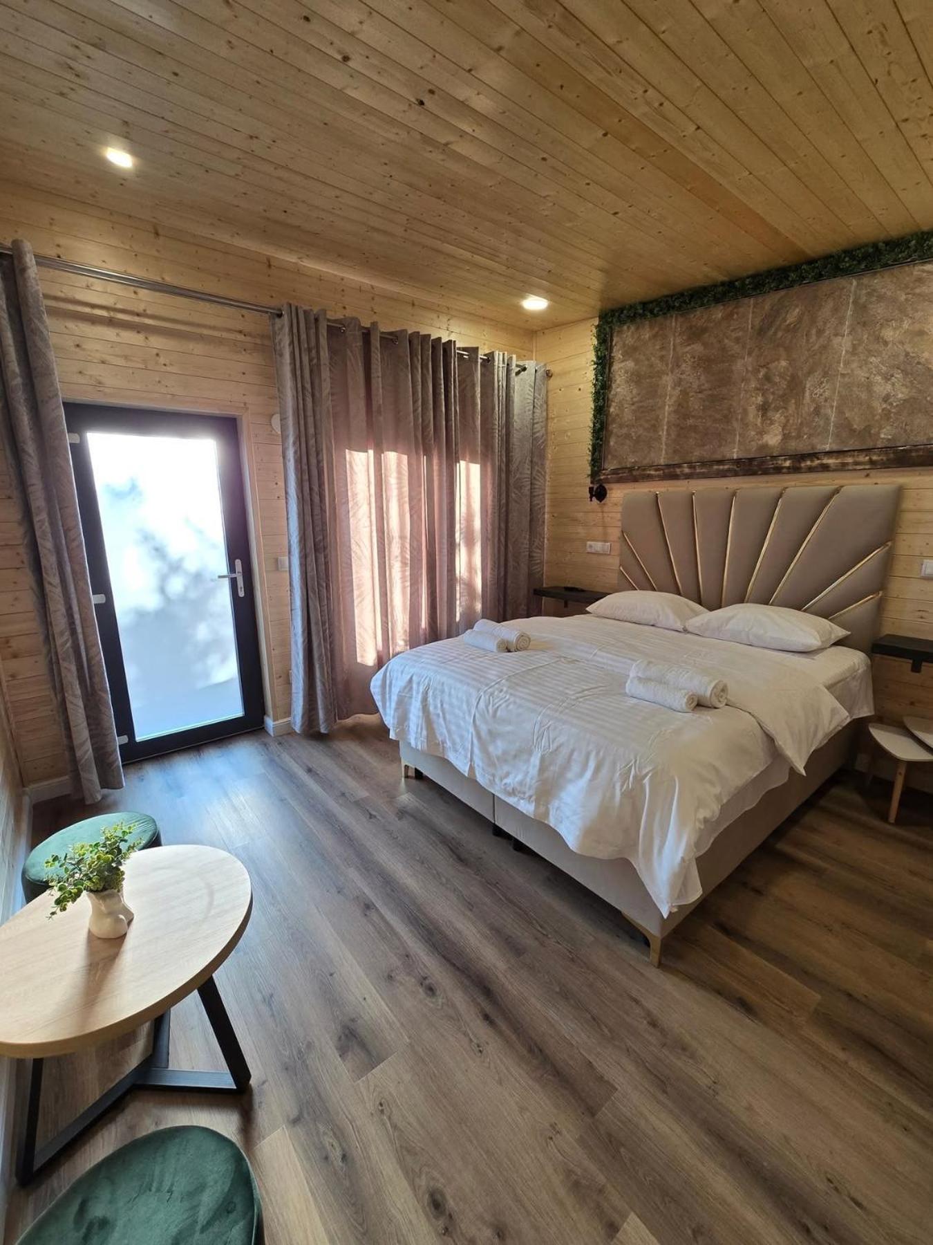 Deluxe Bungalow photo 3