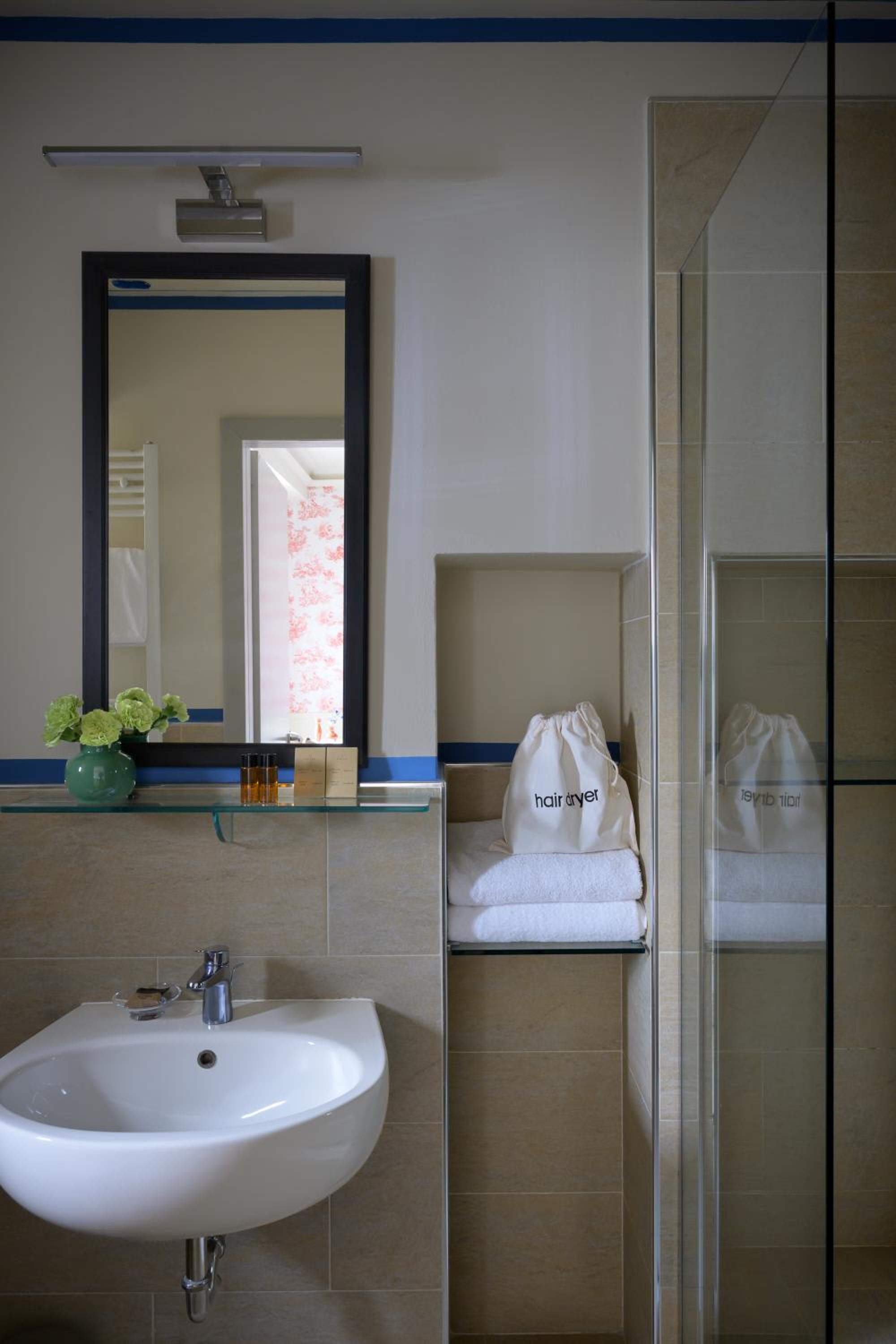Standard King Room photo 2