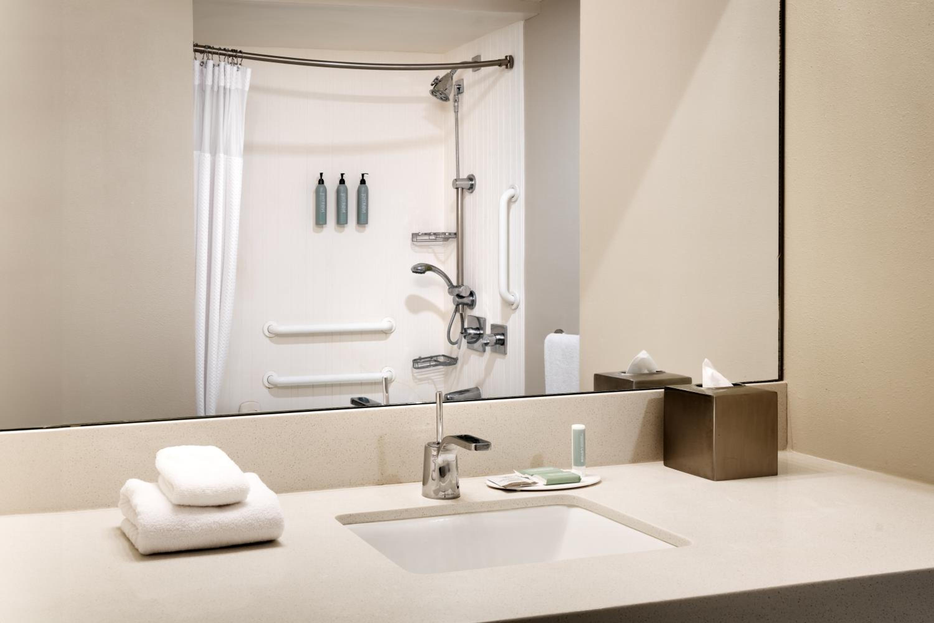 King Room with Sofa Bed and Adapted Tub - Mobility and Hearing Accessible - Photo 3