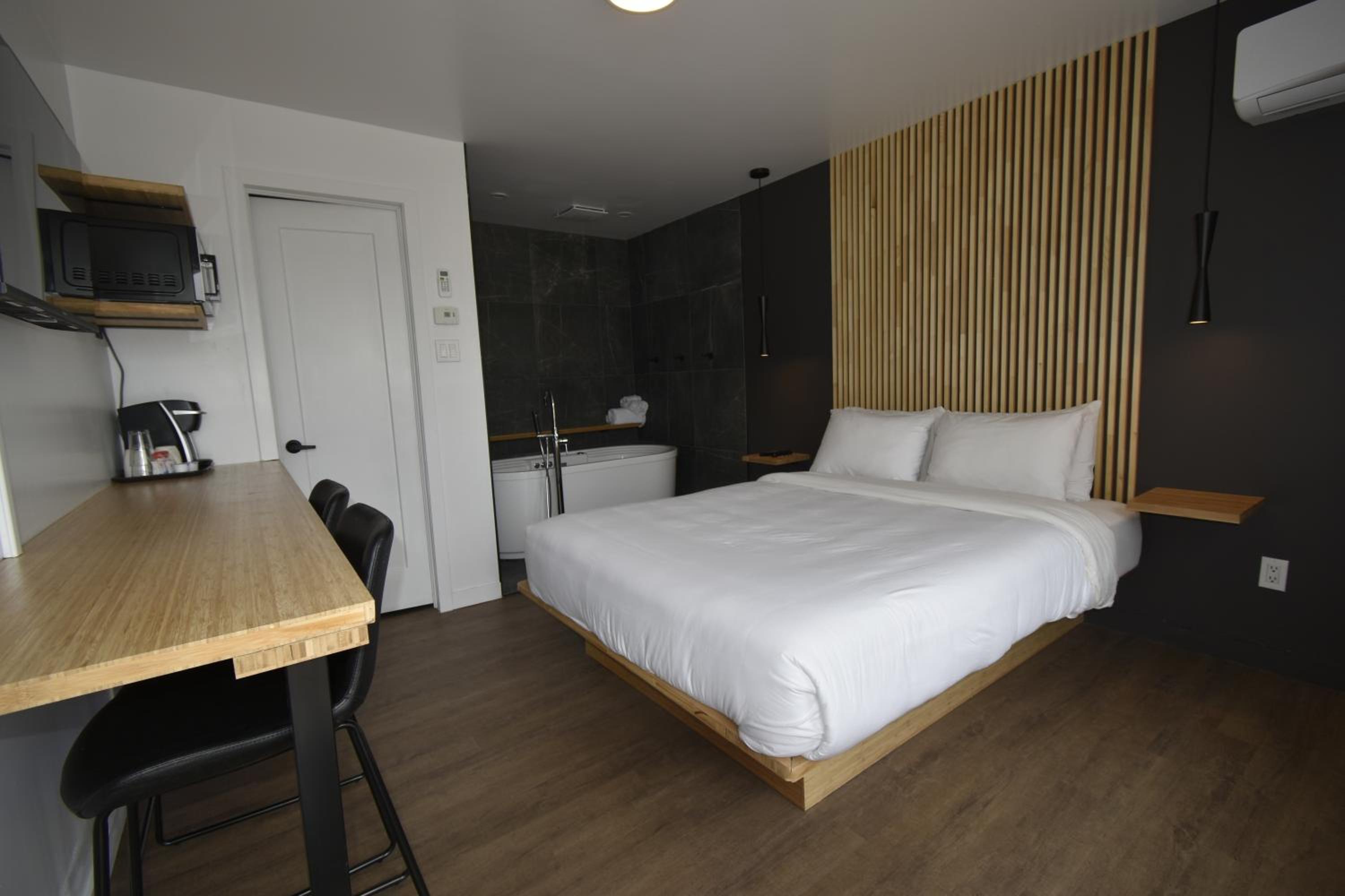 Queen Room with Spa Bath