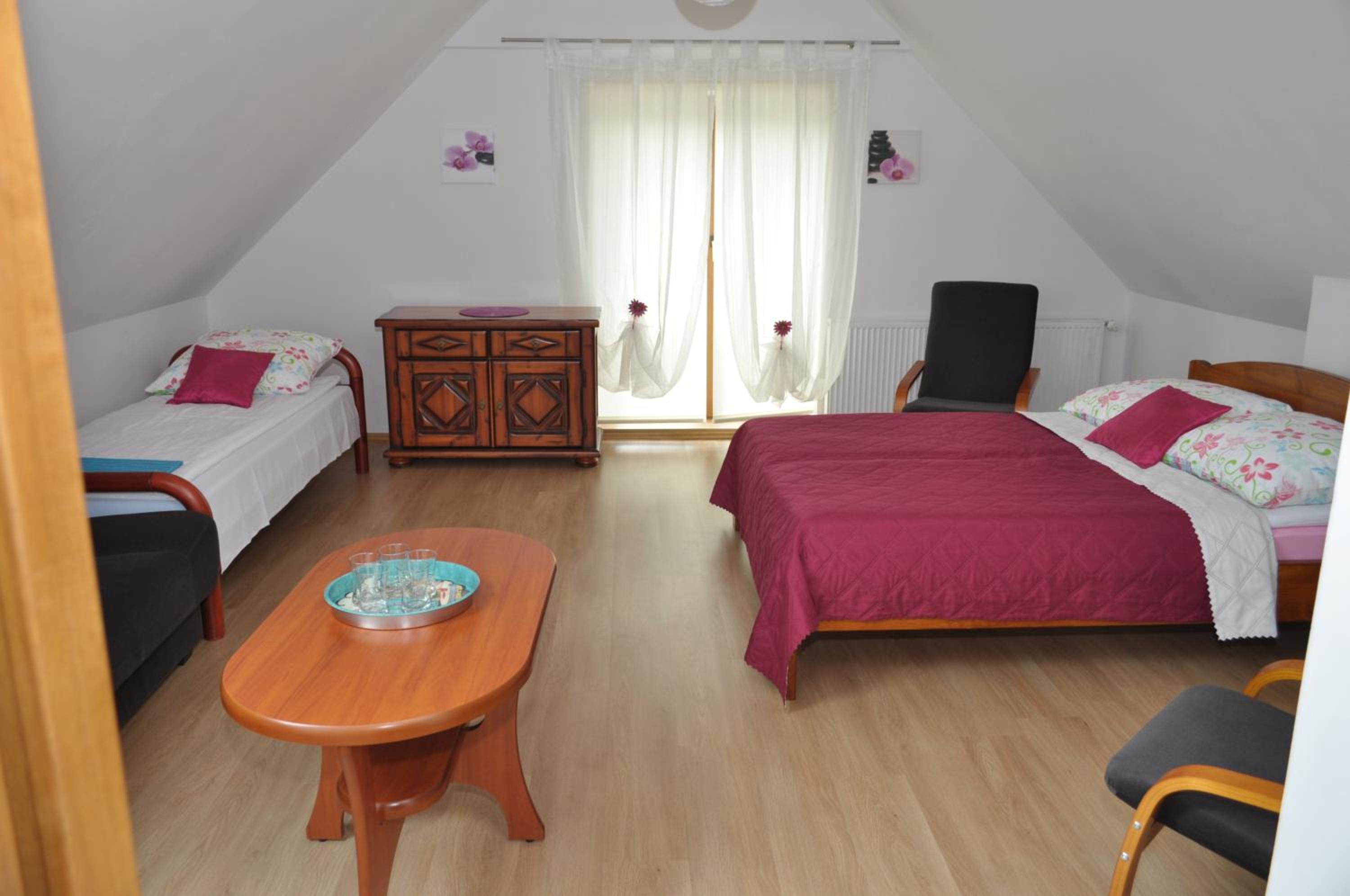 Apartment with Balcony - Photo 4