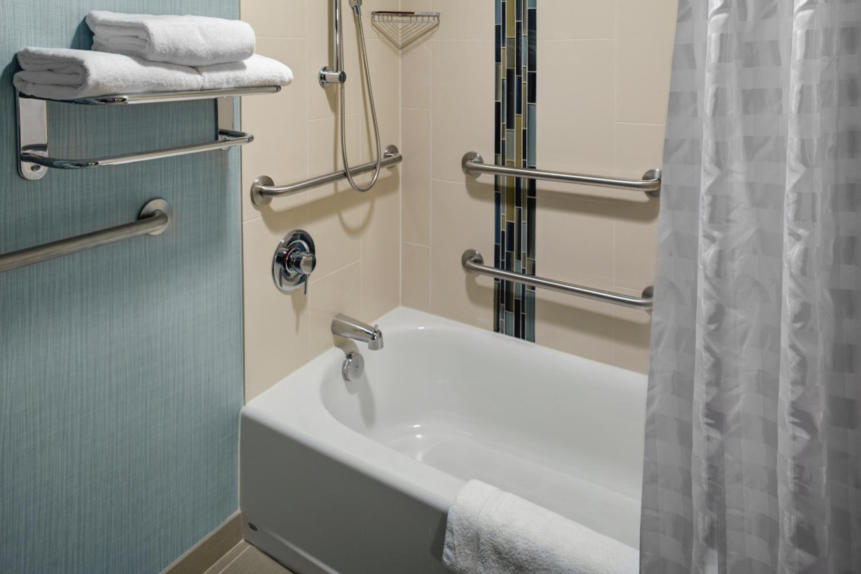 King Room with Tub - Accessible - Photo 2