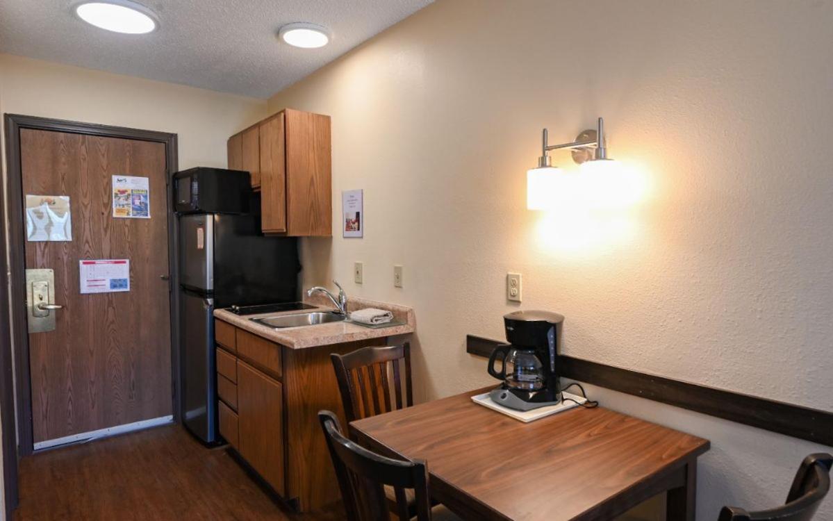 2 Queens Kitchenette Lakeview Pet Friendly