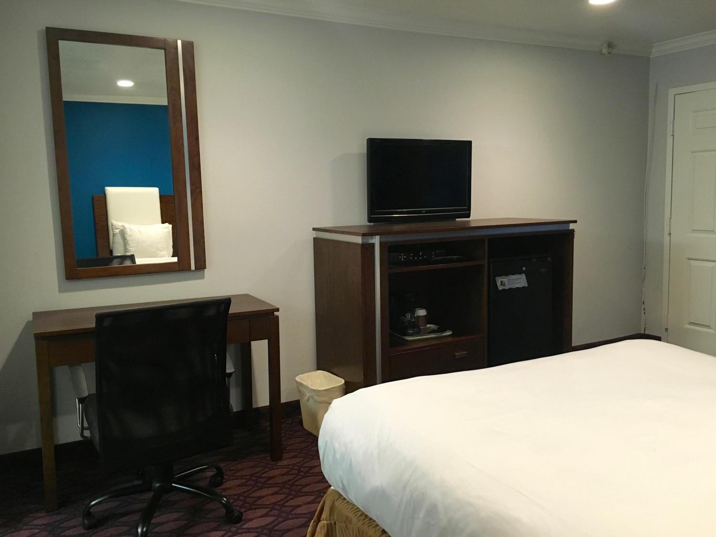 King Room - Non-Smoking - Photo 4