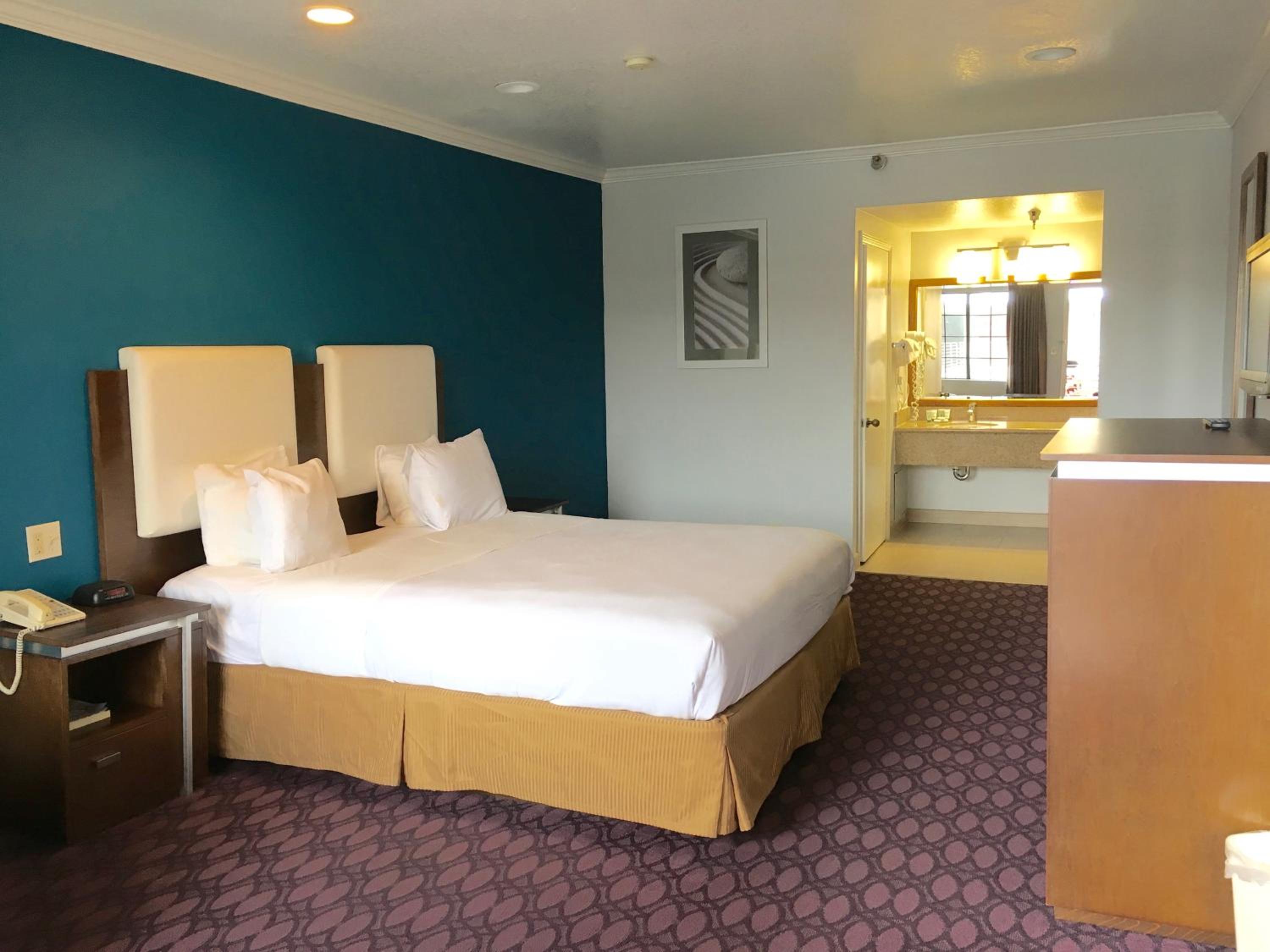 Queen Room with Two Queen Beds - Non-Smoking - Photo 1