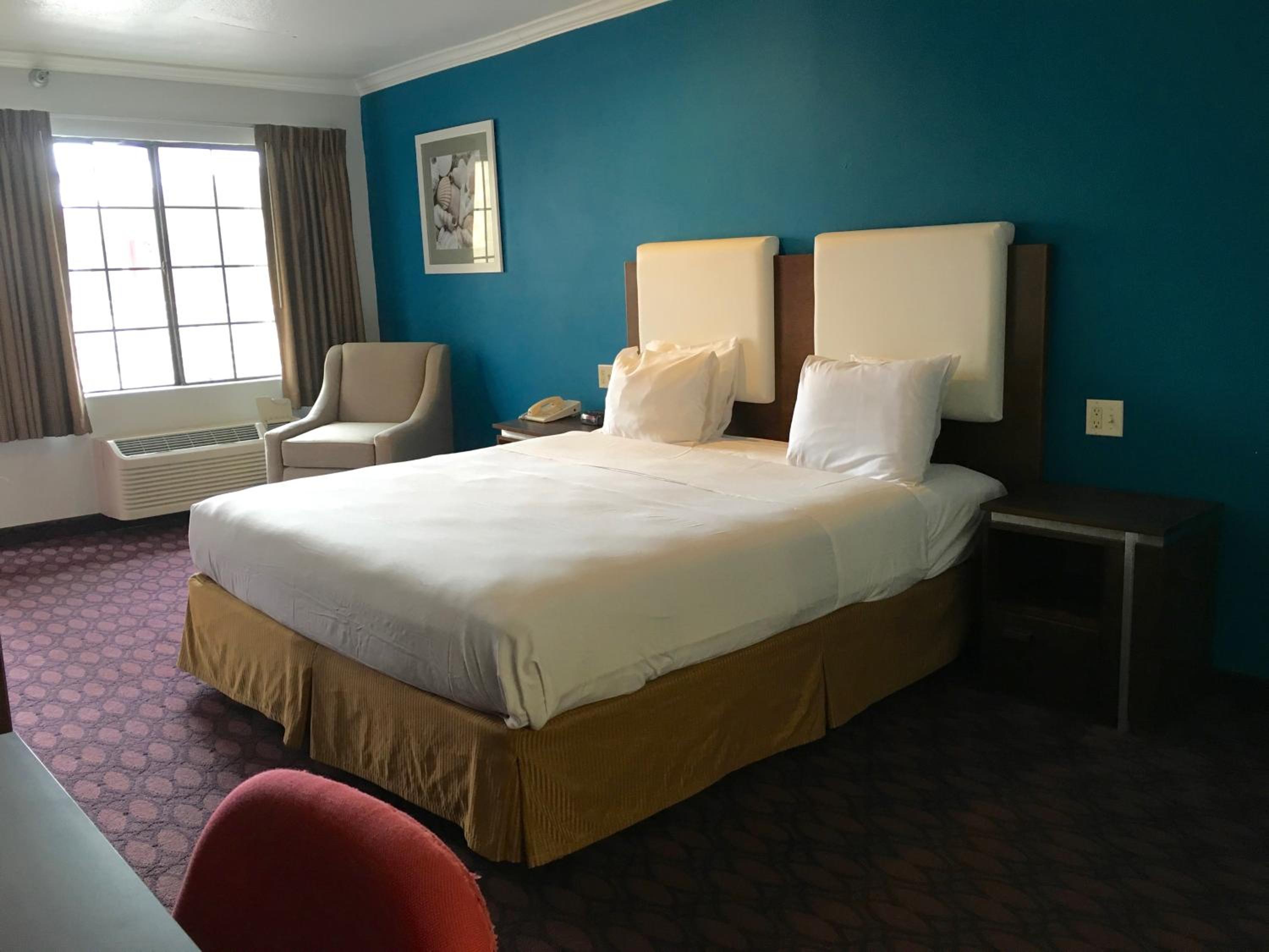 King Room - Non-Smoking - Photo 2