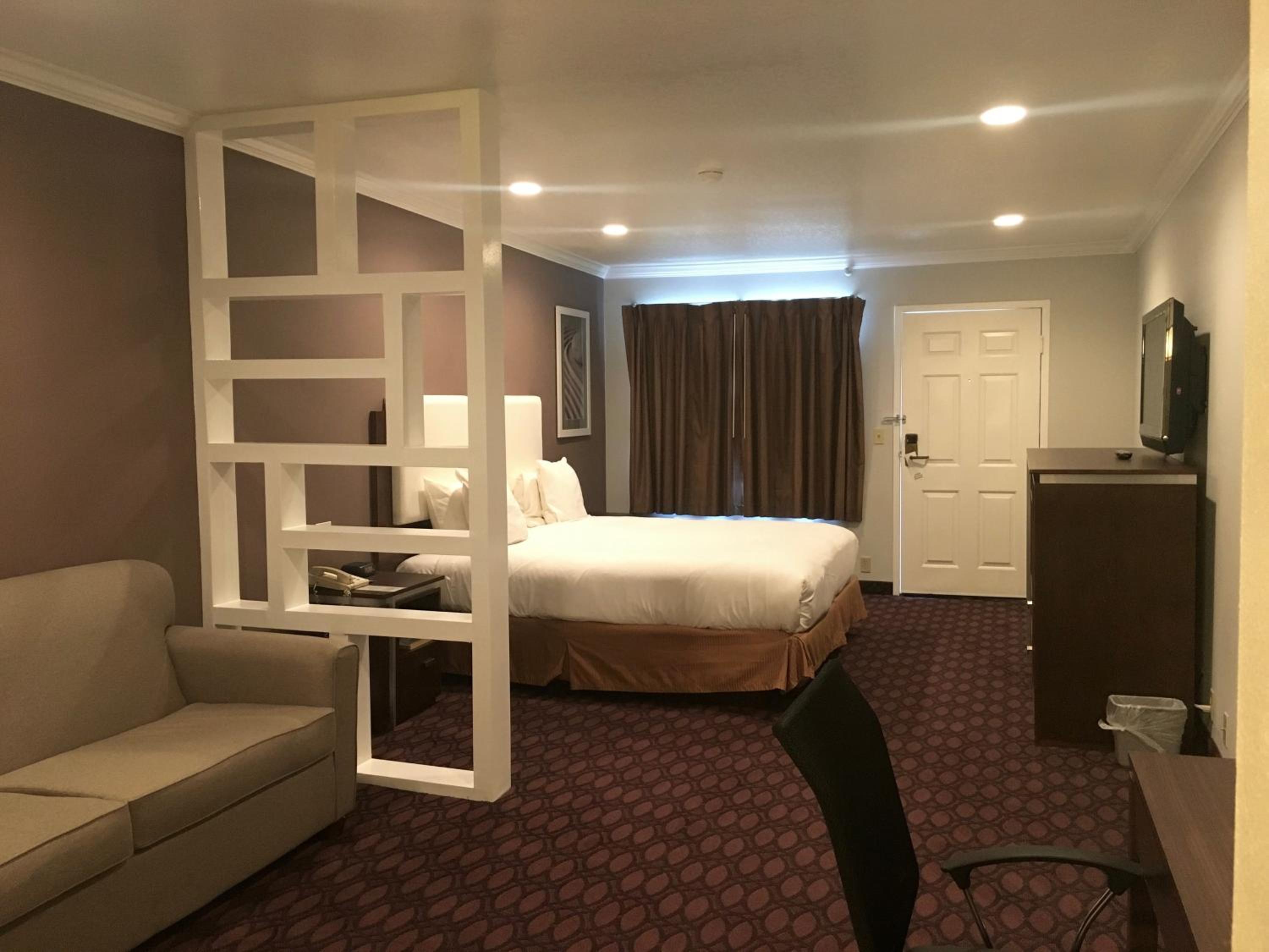 King Studio with Sofa Bed - Photo 3