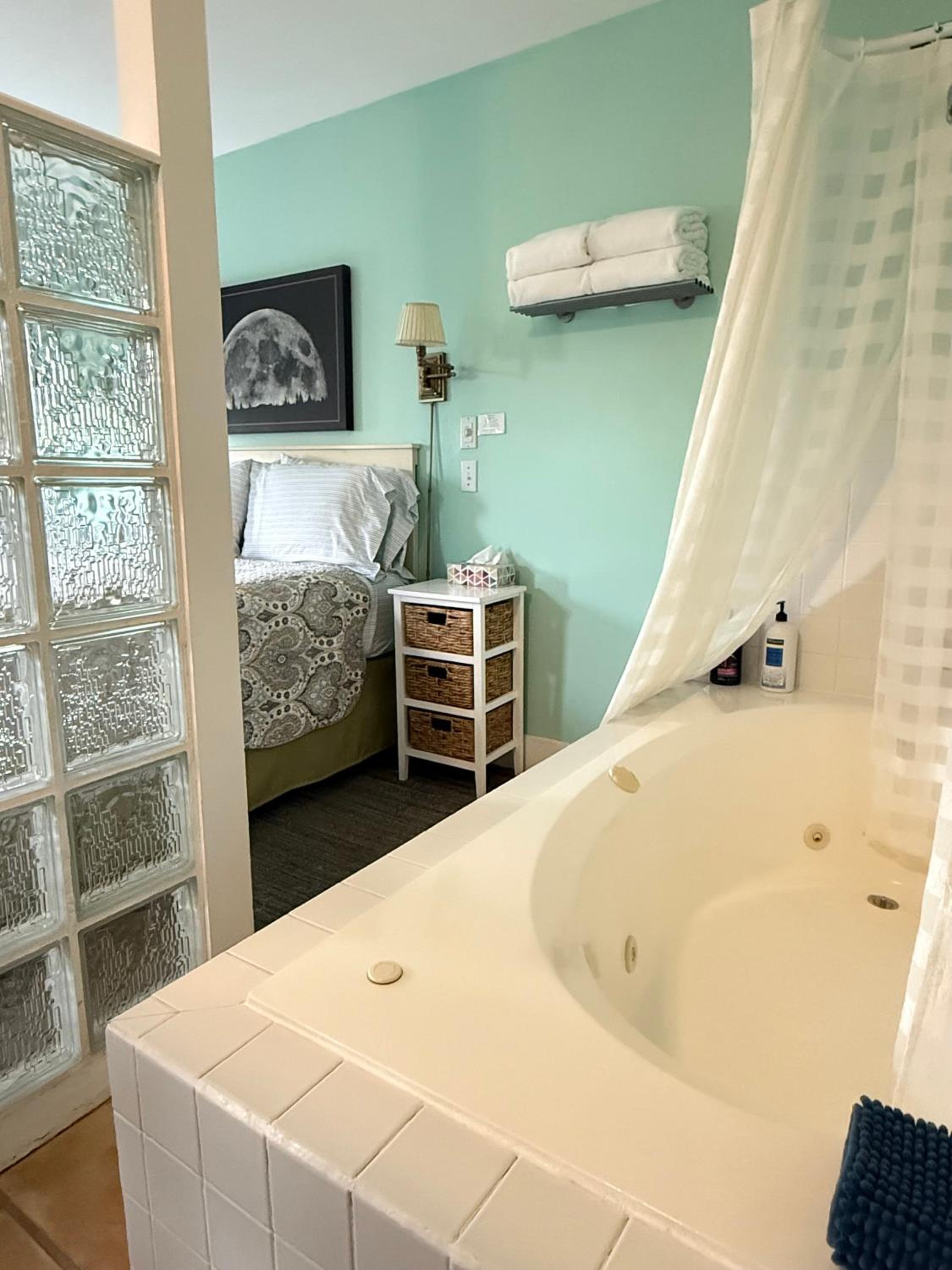 Queen Room with Spa Bath photo 2