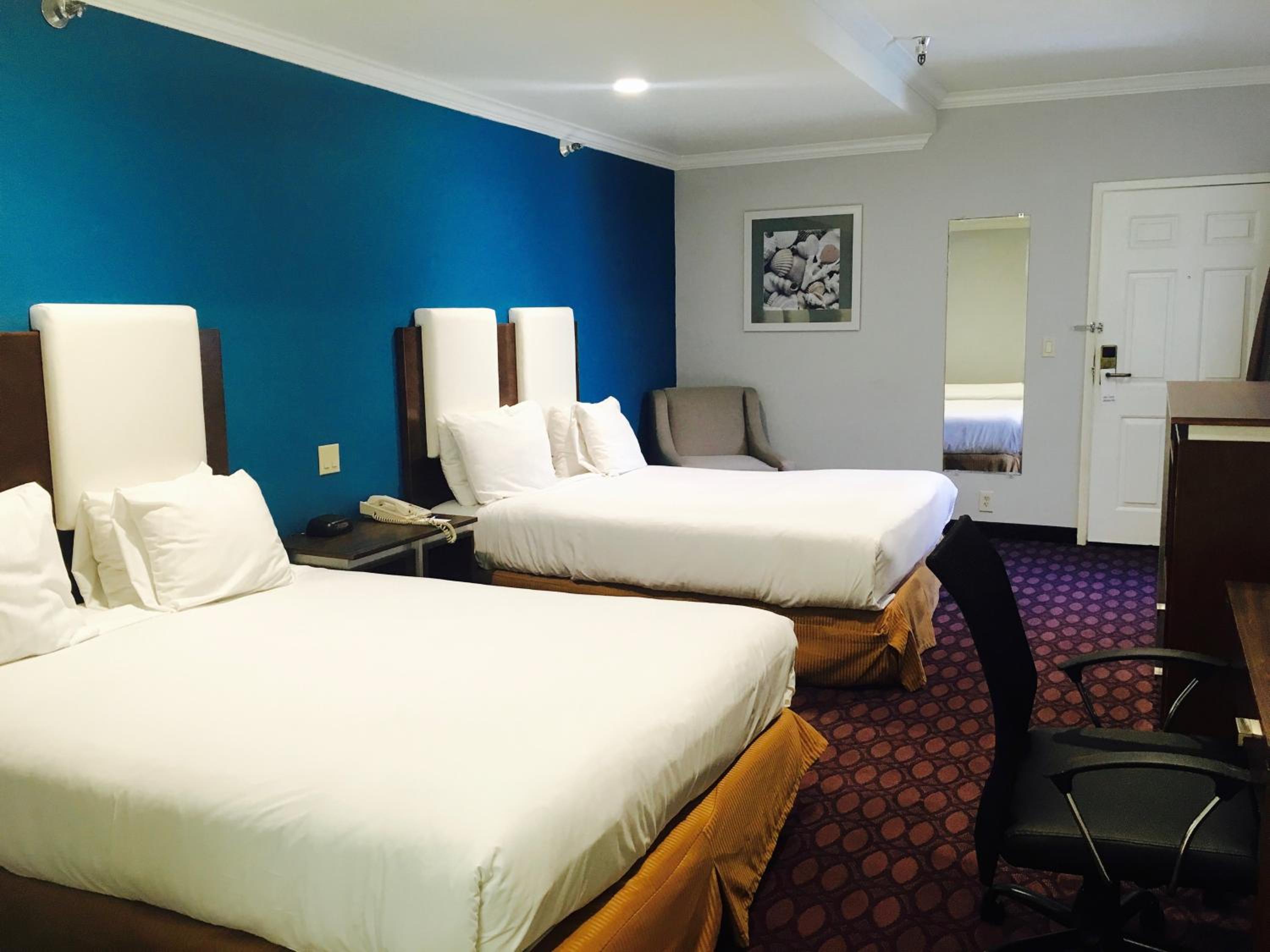 Queen Room with Two Queen Beds - Non-Smoking - Photo 3