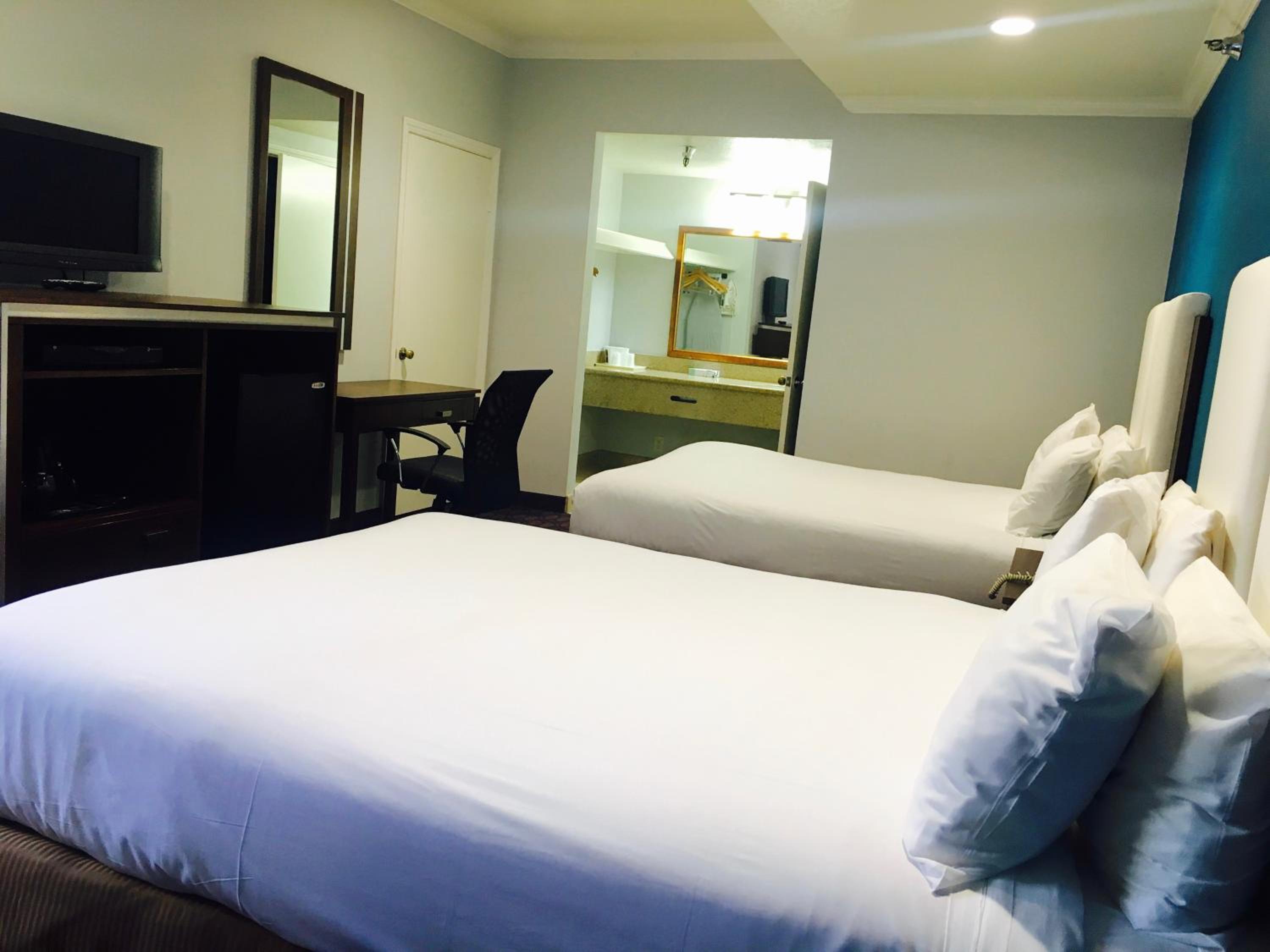 Queen Room with Two Queen Beds - Non-Smoking - Photo 4