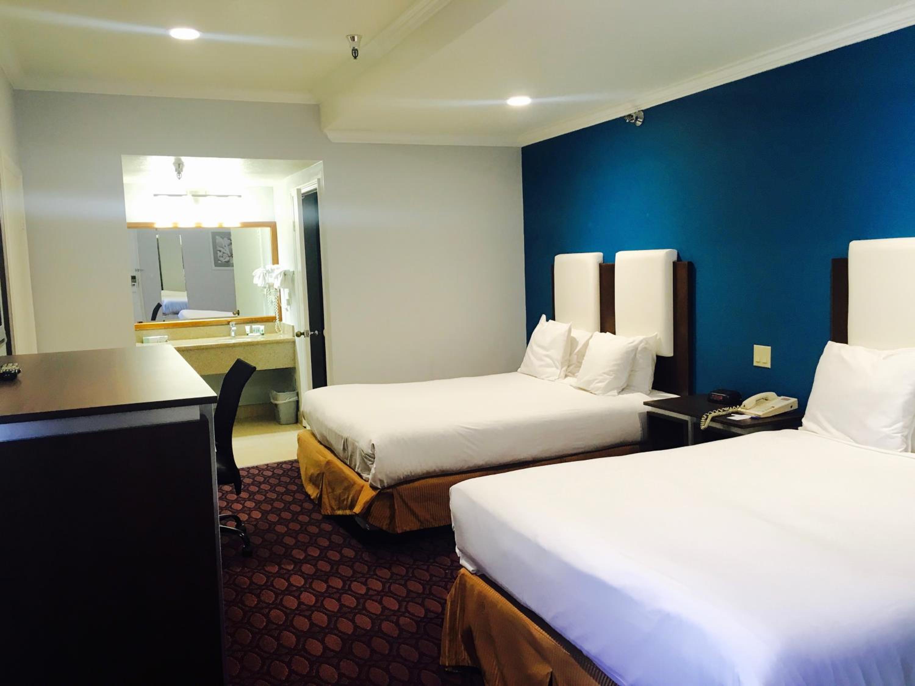 Queen Room with Two Queen Beds - Non-Smoking - Photo 5
