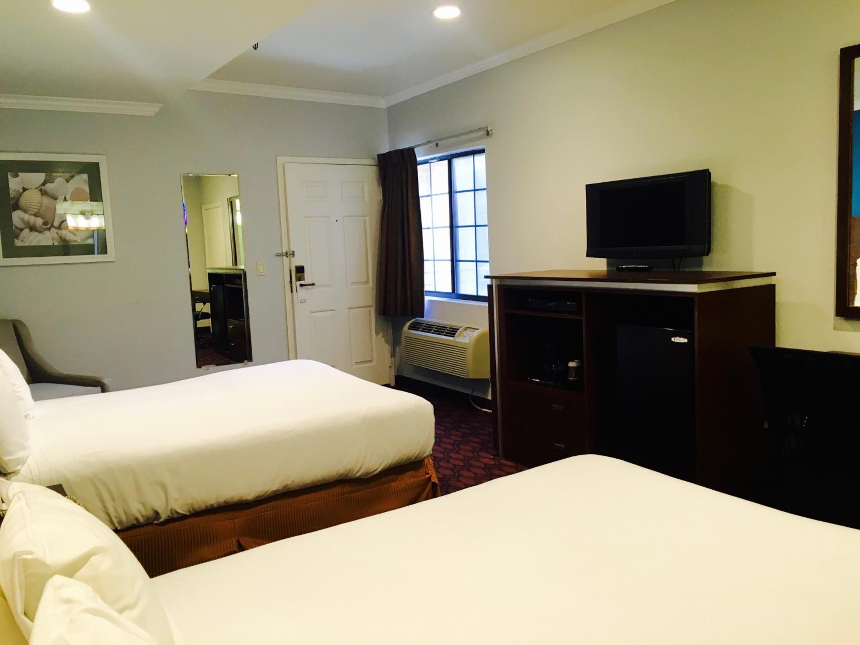 Queen Room with Two Queen Beds - Non-Smoking - Photo 2