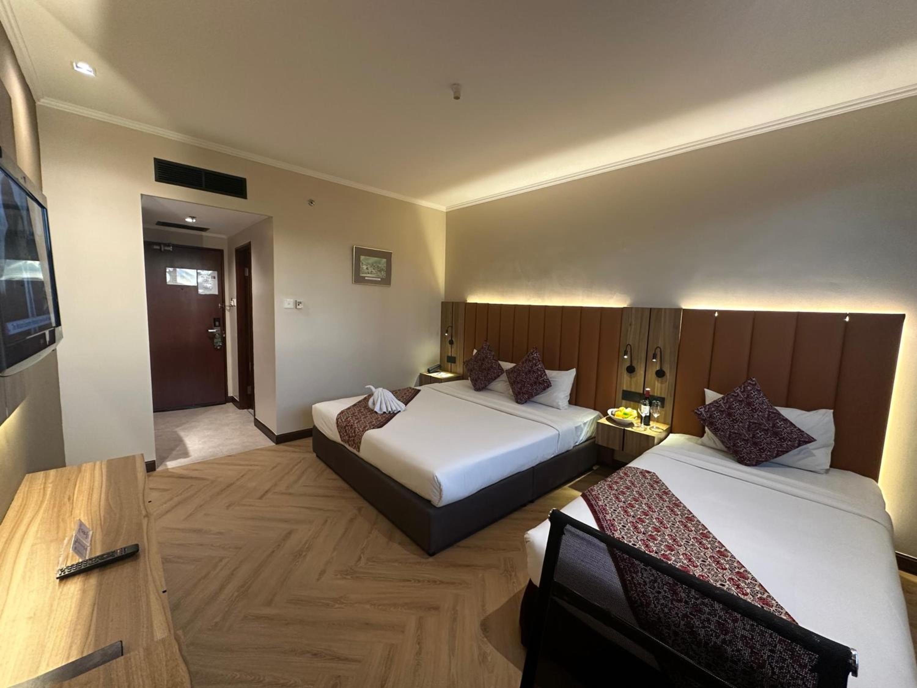 Superior King Room with One Single Bed - Non-Smoking - Photo 7