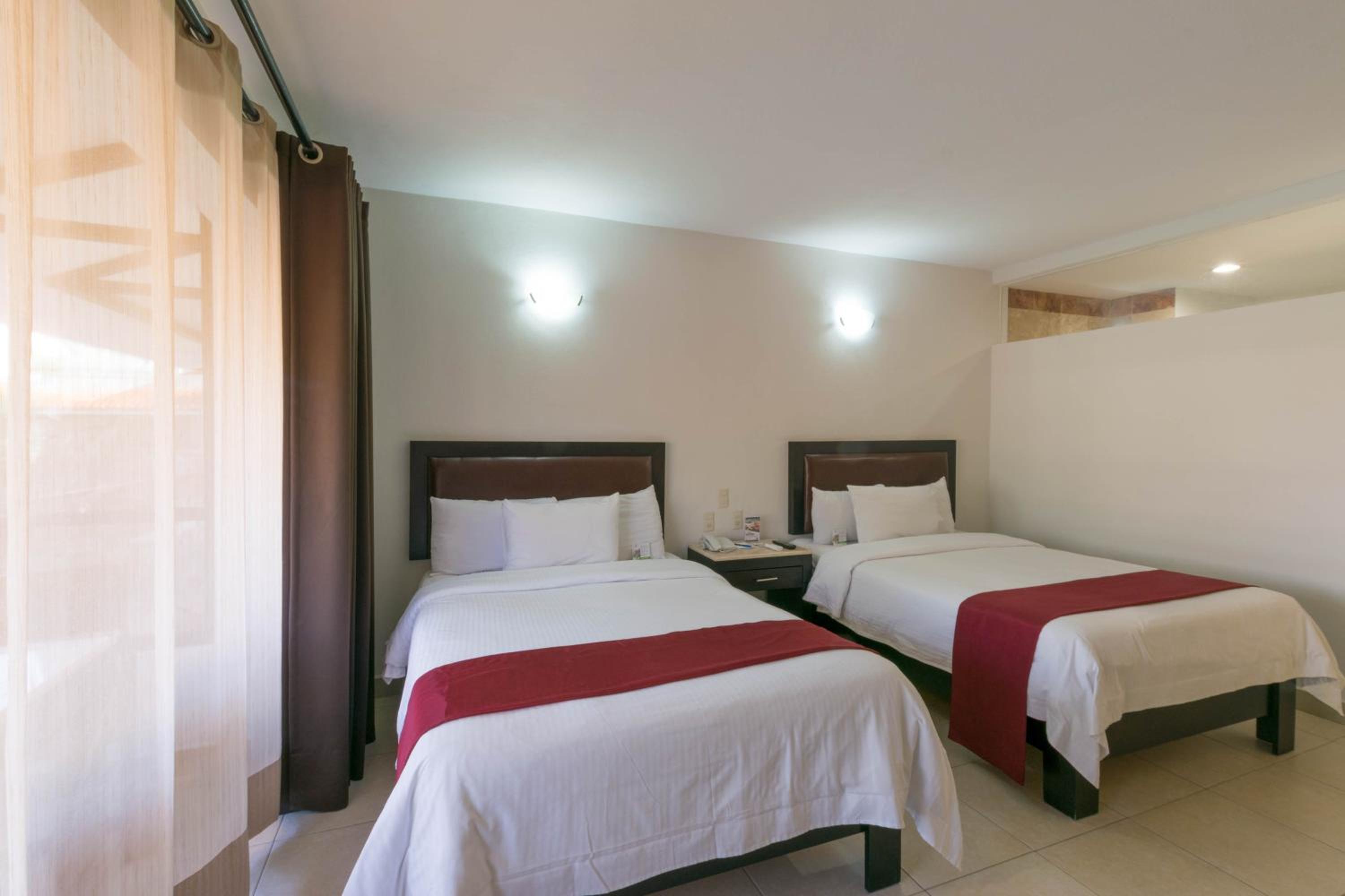 Double Room with Two Double Beds - Photo 2