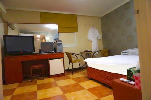 Standard Double Room - Photo 8