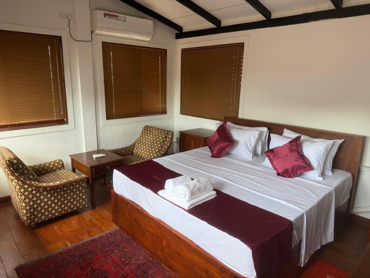 Basic Triple Room with Shared Bathroom photo 3