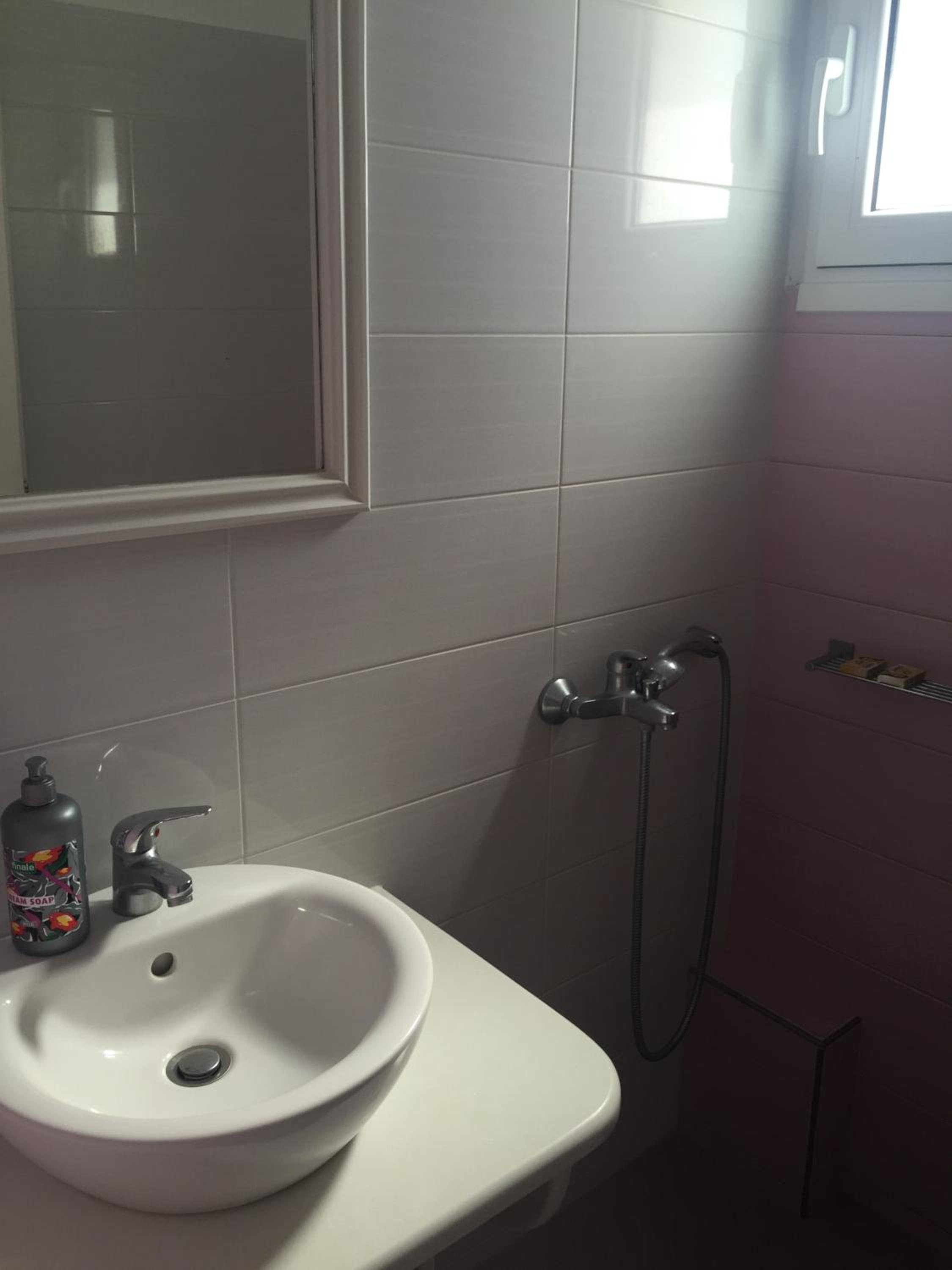 Budget Twin Room - Photo 3