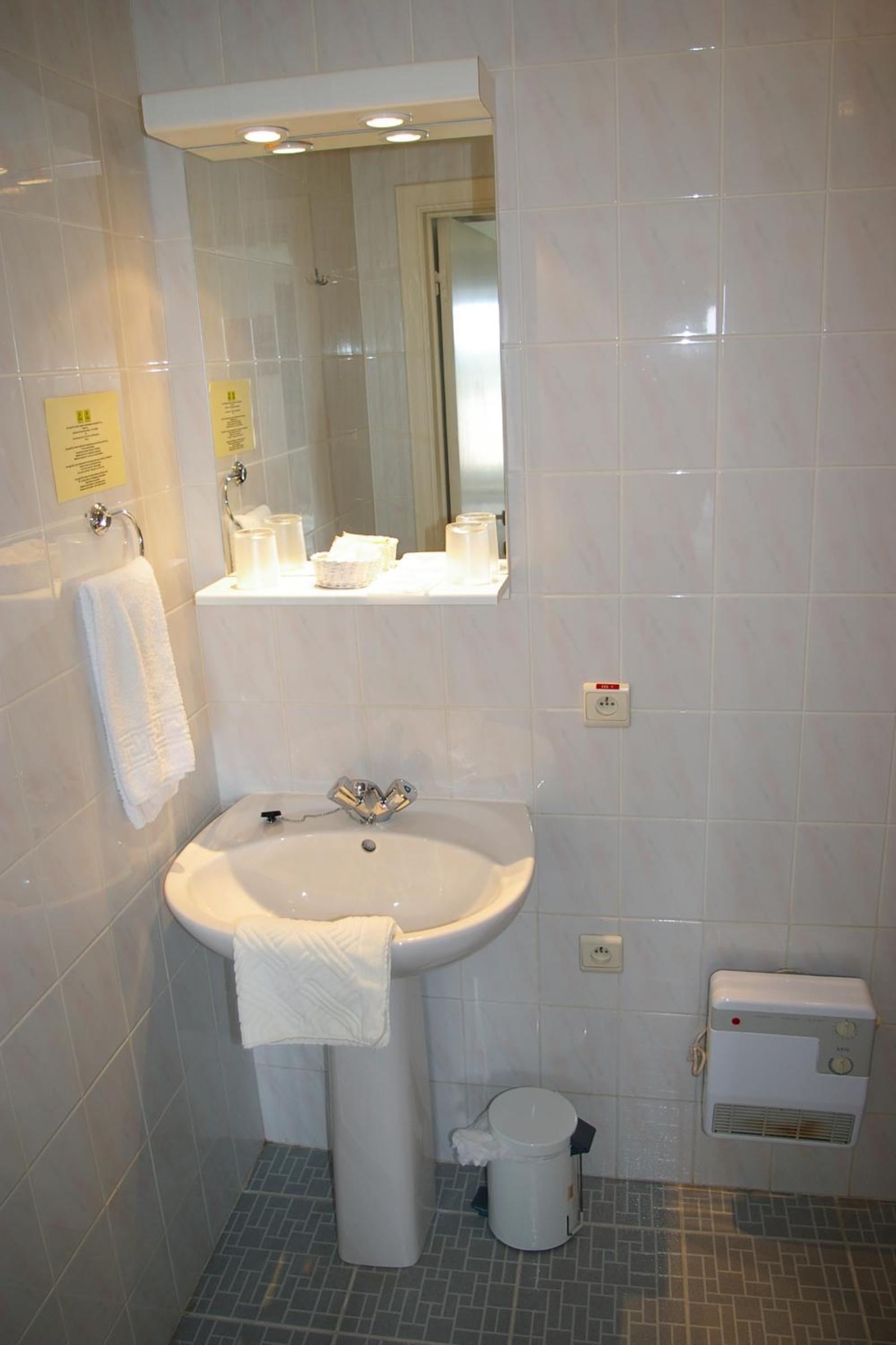 Family Room with Bathroom photo 3