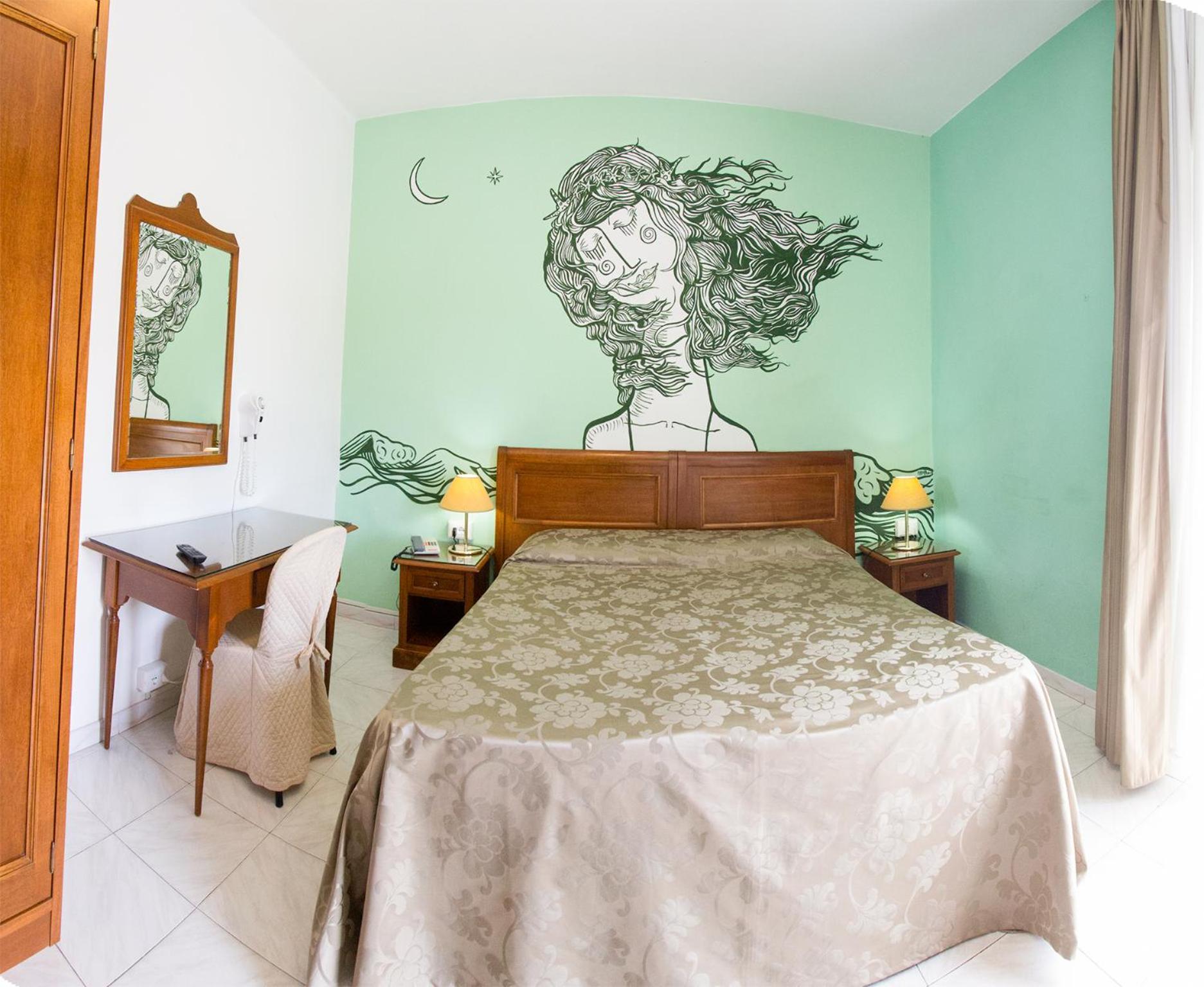 Double Room with Balcony and Partial Sea View - Photo 3