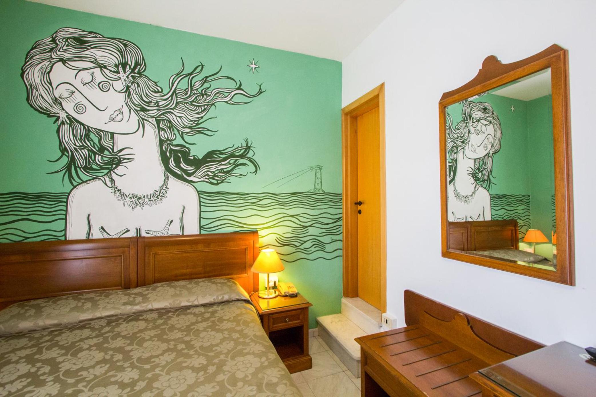 Double Room with Balcony and Partial Sea View - Photo 2