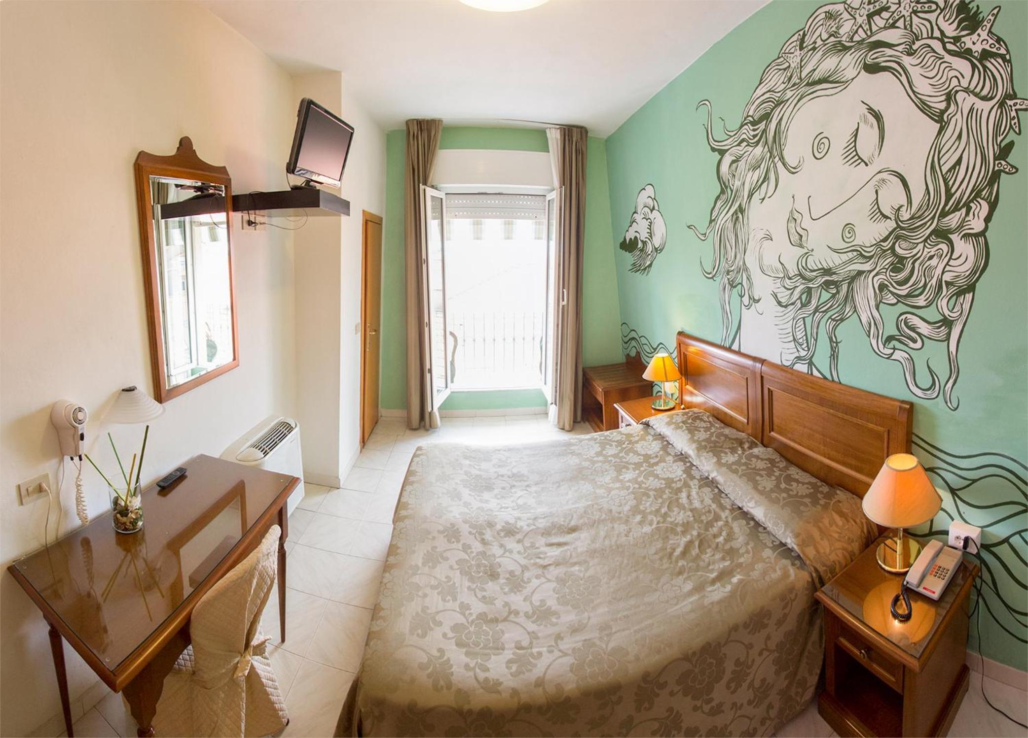 Double Room with Balcony and Partial Sea View - Photo 4