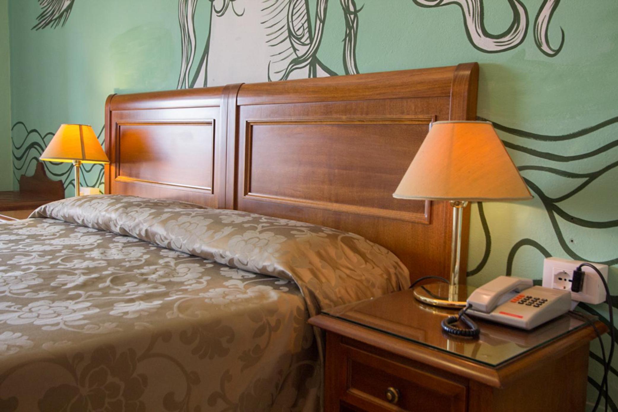 Double Room with Balcony and Partial Sea View - Photo 10