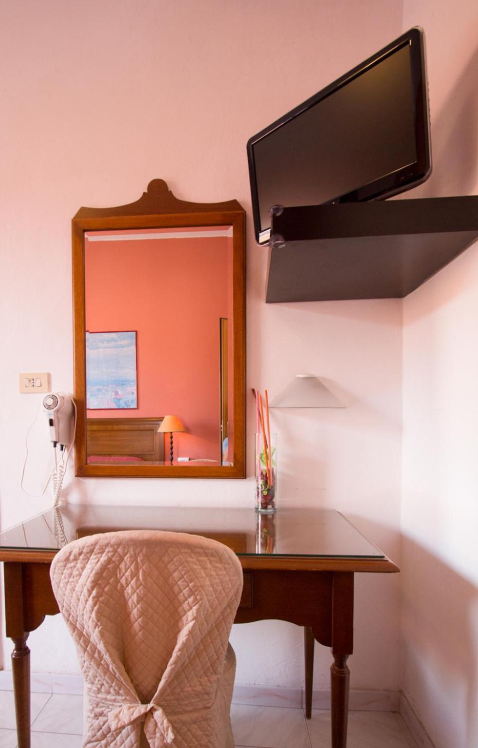 Standard Double or Twin Room - Photo 3