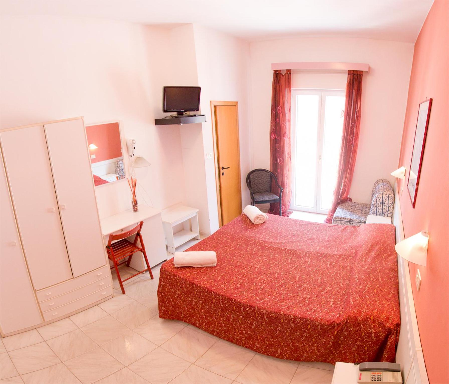 Standard Double or Twin Room - Photo 8